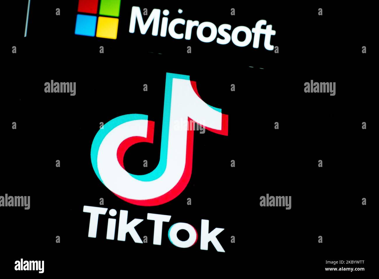 Eine Nahaufnahme zeigt die TikTok-Sharing-Anwendung auf einem Smartphone und PC am 14. September 2020 in Rom, Italien. Laut der von Microsoft veröffentlichten Erklärung hat sich das chinesische Unternehmen Bytedance geweigert, sein US-Geschäft mit TikTok an den US-amerikanischen Technologiegiganten zu verkaufen. (Fotoillustration von Andrea Ronchini/NurPhoto) Stockfoto