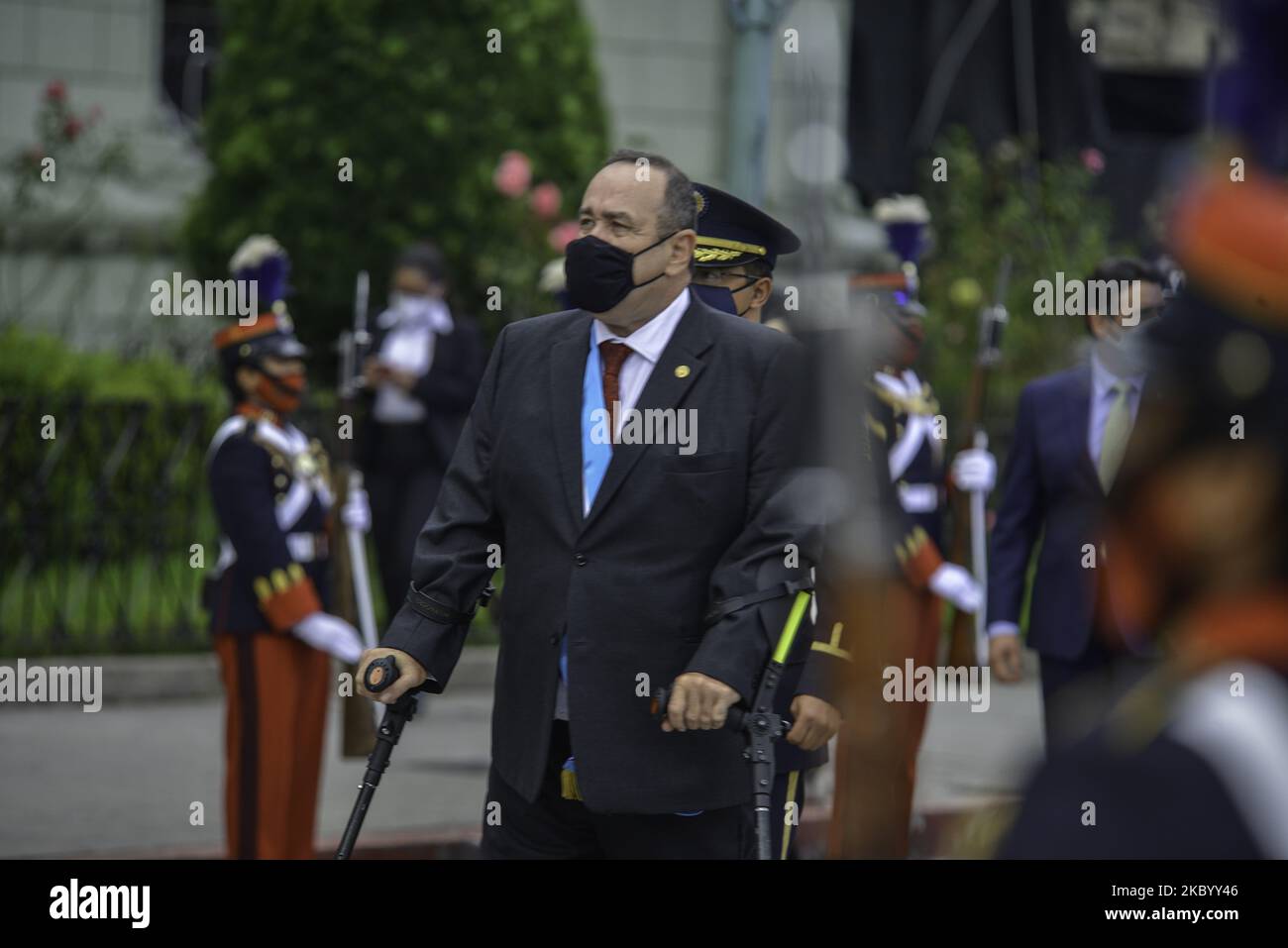 Der guatemaltekische Präsident Alejandro Giammattei (C) kommt am Montag, dem 14. September, während der Feier der Anhebung der Flagge zum 199.. Jahrestag der Unabhängigkeit Guatemalas zum Regierungspalast. Aufgrund der Pandemie, die das Land betrafen, wurden alle öffentlichen Ereignisse abgesagt, um eine weitere Ansteckung zu vermeiden. Während der COVID-19 wurden 82.172 Menschen infiziert und 2.972 starben. (Foto von Deccio Serrano/NurPhoto) Stockfoto