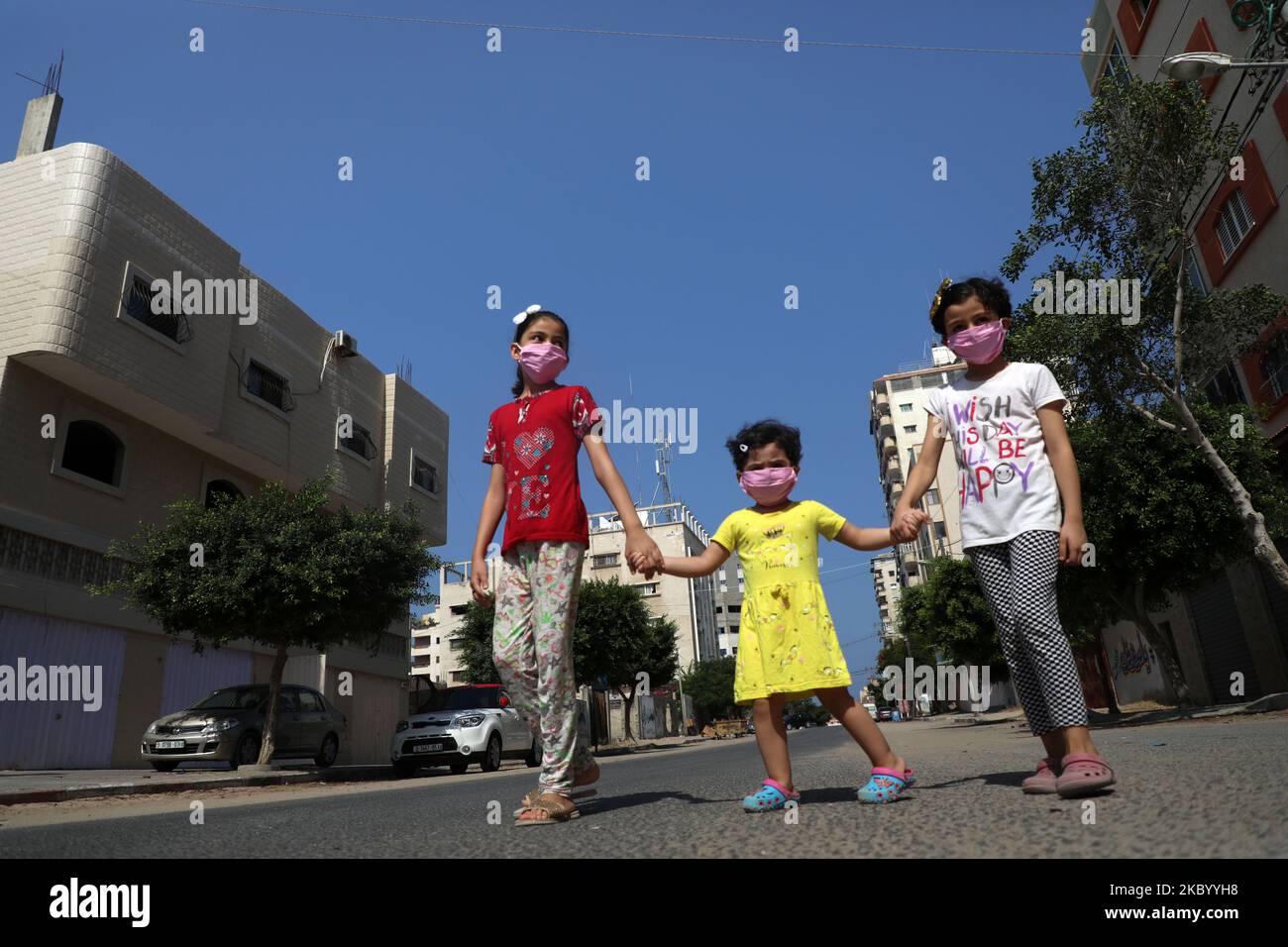 Palästinensische Kinder mit Schutzmasken gehen auf einer Straße inmitten der andauernden COVID-19-Pandemie des Coronavirus in Gaza-Stadt, Dienstag, 15. September 2020. (Foto von Majdi Fathi/NurPhoto) Stockfoto