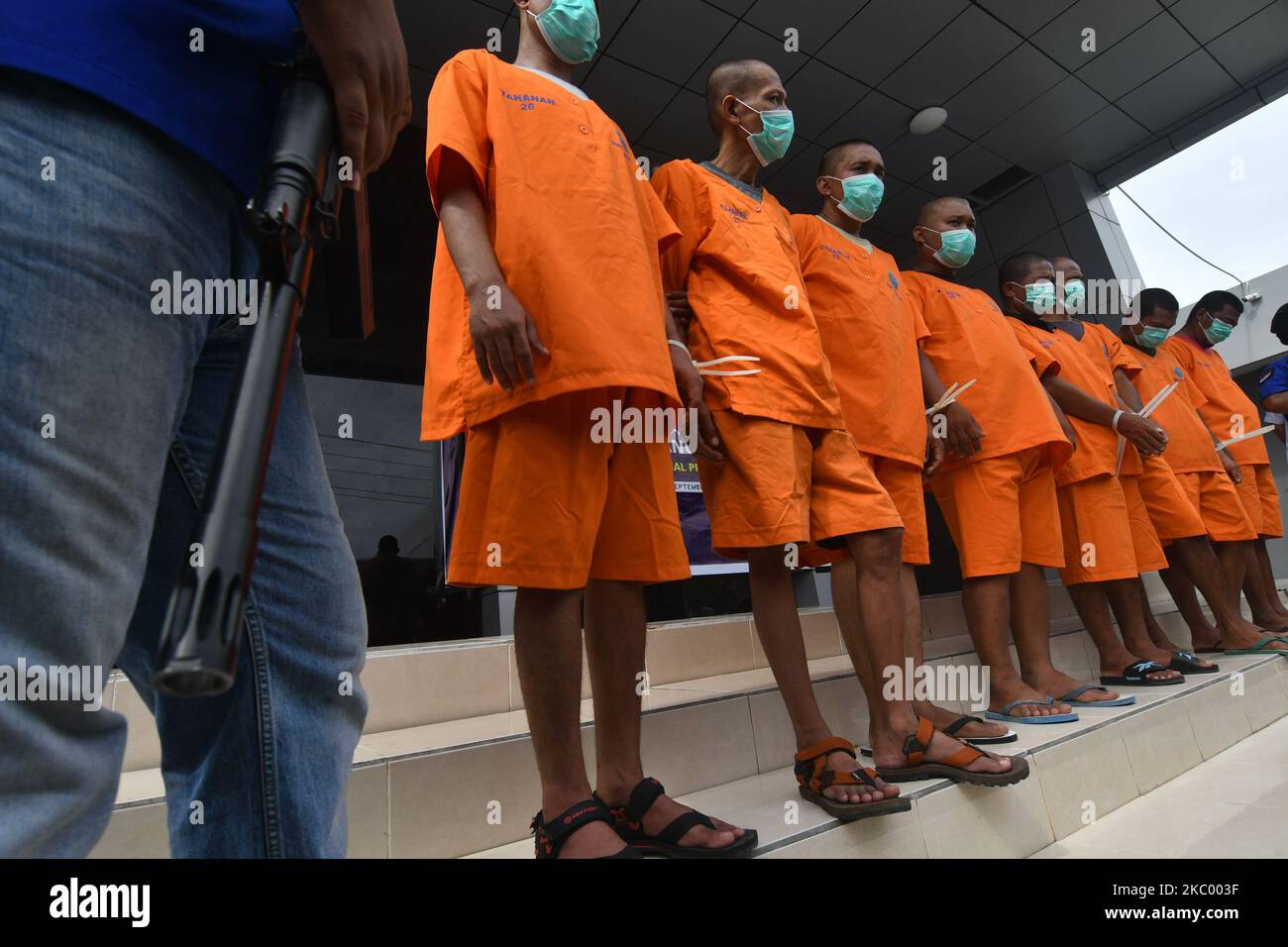 Beamte zeigen eine Reihe von Verdächtigen im Handel mit Methamphetamin- und Marihuanadrogen, die am 15. September 2020 im Büro der Provinz Sulawesi (BNN) in Palu, Provinz Zentralsulawesi, Indonesien, verhaftet wurden. Während der Coronavirus-Pandemie (COVID-19) stieg die Kriminalitätsrate. Einige Kriminelle geben zu, aus wirtschaftlicher Notwendigkeit Verbrechen zu begehen. (Foto von Mohamad Hamzah/NurPhoto) Stockfoto