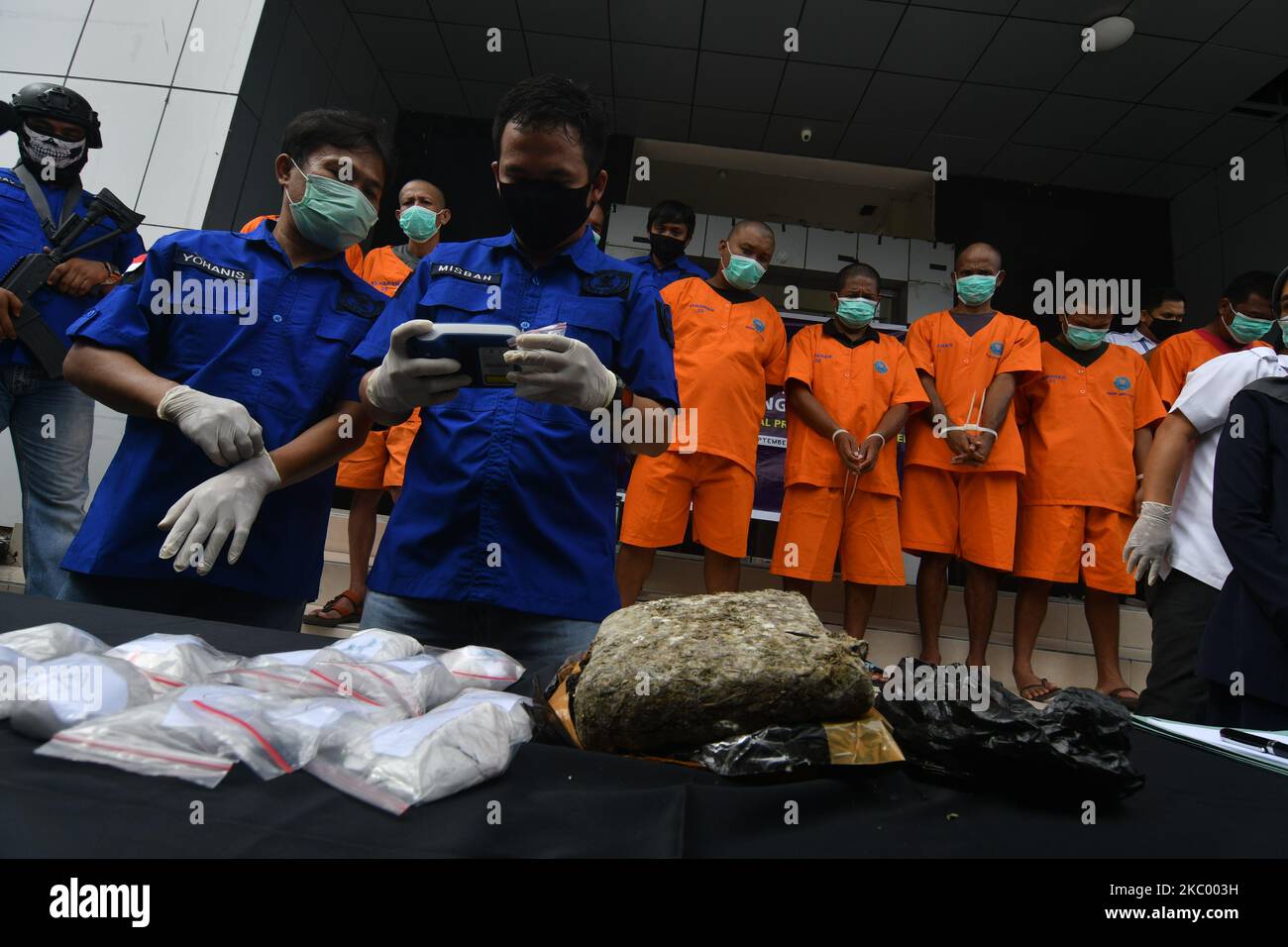 Beamte zeigen eine Reihe von Beweisen für Methamphetamin- und Marihuanadrogen, die am 15. September 2020 von einer Reihe von Verdächtigen beim Büro der Nationalen Betäubungsbehörde der Provinz Central Sulawesi (BNN) in Palu, Zentral-Sulawesi, Indonesien, konfisziert wurden. Während der Coronavirus-Pandemie (COVID-19) stieg die Kriminalitätsrate. Einige Kriminelle geben zu, aus wirtschaftlicher Notwendigkeit Verbrechen zu begehen. (Foto von Mohamad Hamzah/NurPhoto) Stockfoto
