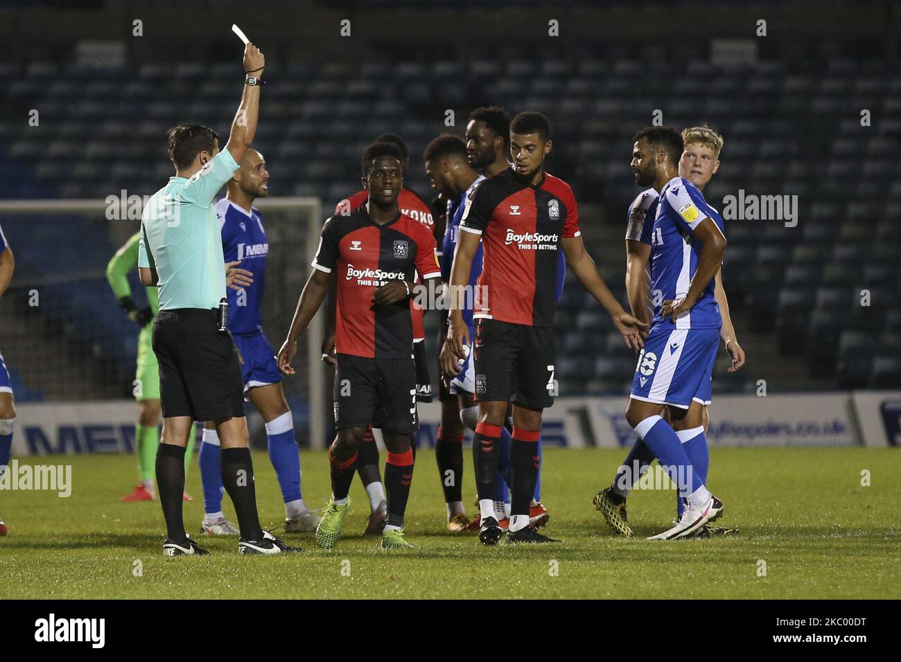 Brandon Mason aus Coventry City zeigt eine gelbe Karte vom Schiedsrichter Craig Hicks während des Carabao Cup-Spiels zwischen Gillingham und Coventry City im MEMS Priestfield Stadium, Gillingham, England (Foto: Tom West/MI News/NurPhoto) Stockfoto