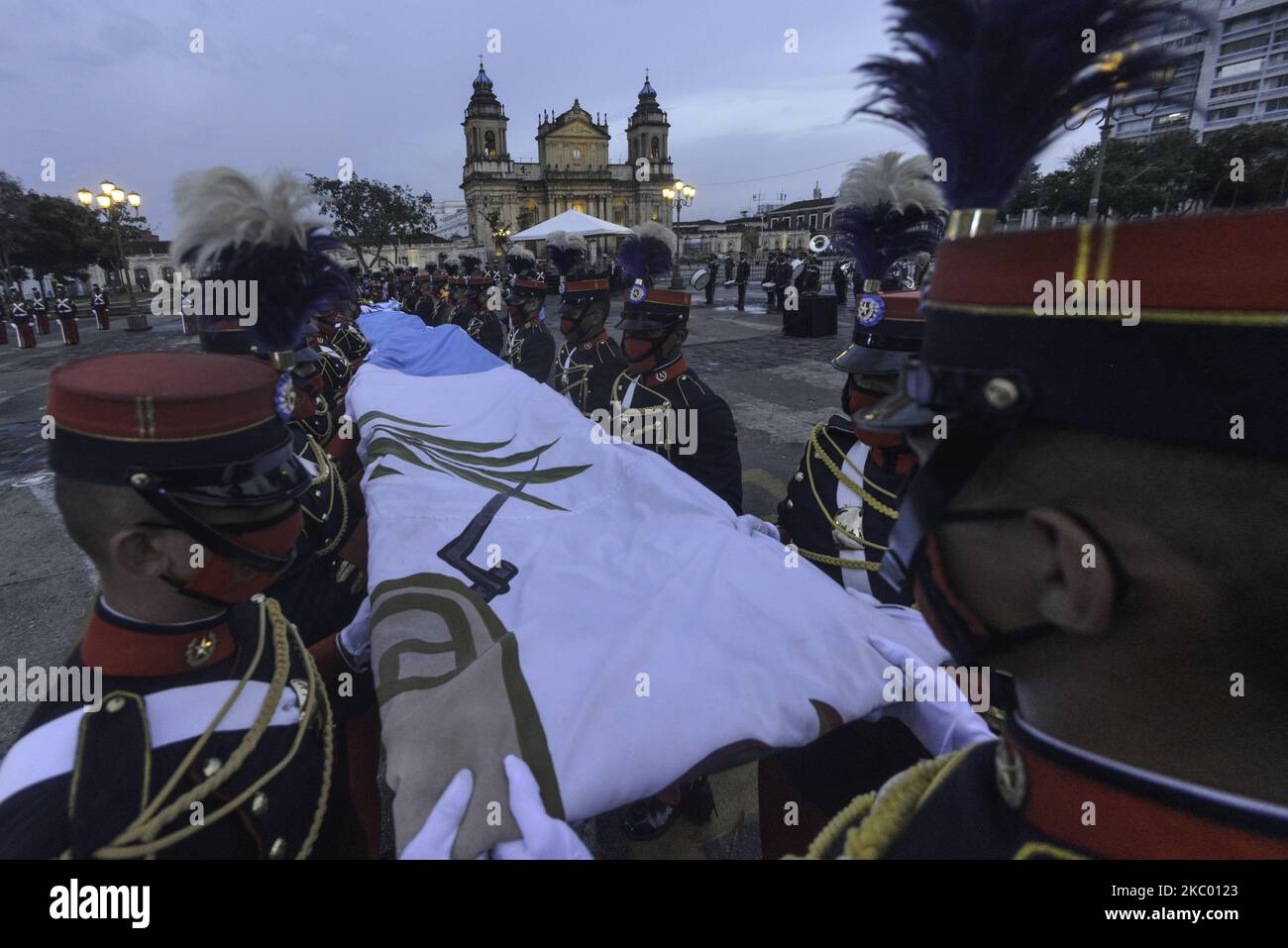 Militärkadetten werden an diesem Dienstag, dem 15. September, an der "Arriada de la bandera de Guatemala" (Flaggenabwurf) anlässlich des 199.. Jahrestages der Unabhängigkeit des Landes auf der Plaza de la Constitución teilnehmen. Aufgrund der COVID-19, die das Land betrafen, wurden die Ereignisse der Feier des Unabhängigkeitstages abgesagt. Während der Pandemie wurden 82.684 Menschen infiziert und 2.984 starben. (Foto von Deccio Serrano/NurPhoto) Stockfoto