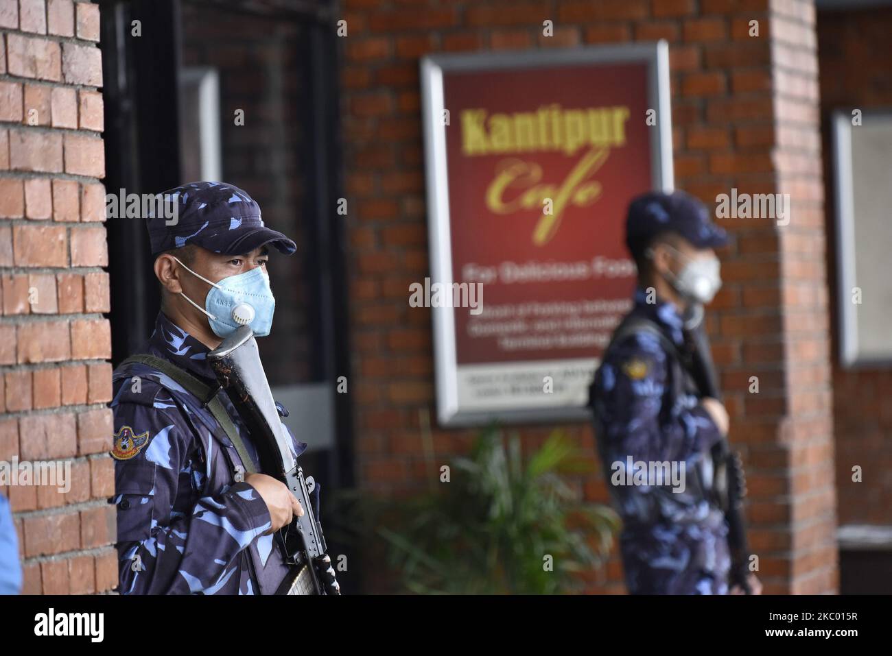 Die Sicherheitskräfte der nepalesischen Polizei als Mitglied der königlichen Familie trifft Sheikh Nasser bin Hamad Al Khalifa am 16. September 2020 auf dem internationalen Flughafen Tribhuwan in Kathmandu, Nepal, ein. Die Kaisergarde von Bahrain kommt nach Nepal, um der vom Coronavirus betroffenen sherpa-Gemeinschaft (COVID-19) Hilfe zu leisten und den Mount Lobuche (6.119m) und den Mount Manaslu (8.156m) zu besteigen, um Erfahrungen für die letzte Besteigung des Mount Everest im nächsten Jahr zu sammeln. (Foto von Narayan Maharjan/NurPhoto) Stockfoto