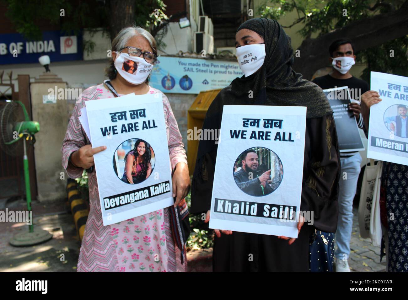 Nargis Saifi (Khalid Saifis Frau) und Devagana Kalitas Mutter tragen Masken mit Gesichtern anderer verhafteten Aktivisten, um Solidarität bei einer Pressekonferenz zu zeigen, die am 16. September 2020 in Neu-Delhi über die Ermittlungen der Polizei in Delhi zur Gewalt im Februar im Press Club of India organisiert wurde. An der Pressekonferenz nahmen das ehemalige Mitglied der Planungskommission Syeda Hameed, die Anwältin des Obersten Gerichtshofs (SC) Prashant Bhushan, die Kommunistische Partei Indiens (marxistisch-leninistische) Befreiung oder die CPI (ML), die Führerin Kavita Krishnan, die leitende Journalistin Pamela Philipose und die ehemalige Lehrerhochschule der Universität Delhi Teil. Stockfoto