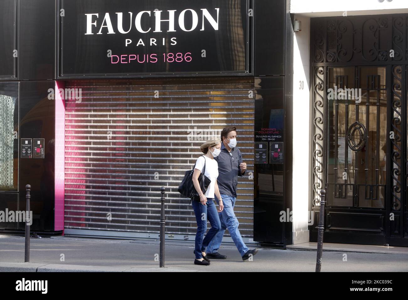 Außenansicht des Fauchon-Geschäfts, das zur französischen Gourmet-Lebensmittelmarke Fauchon gehört, am 17. September 2020 auf dem Place de la Madeleine in Paris, Frankreich. Fauchon, eines der luxuriösesten Lebensmittelgeschäfte Frankreichs, wird zwei Flagship-Shops in Paris schließen, um die kombinierten Auswirkungen des Coronavirus und monatelange Proteste gegen Gelbwesten zu beschuldigen. (Foto von Mehdi Taamallah/NurPhoto) Stockfoto