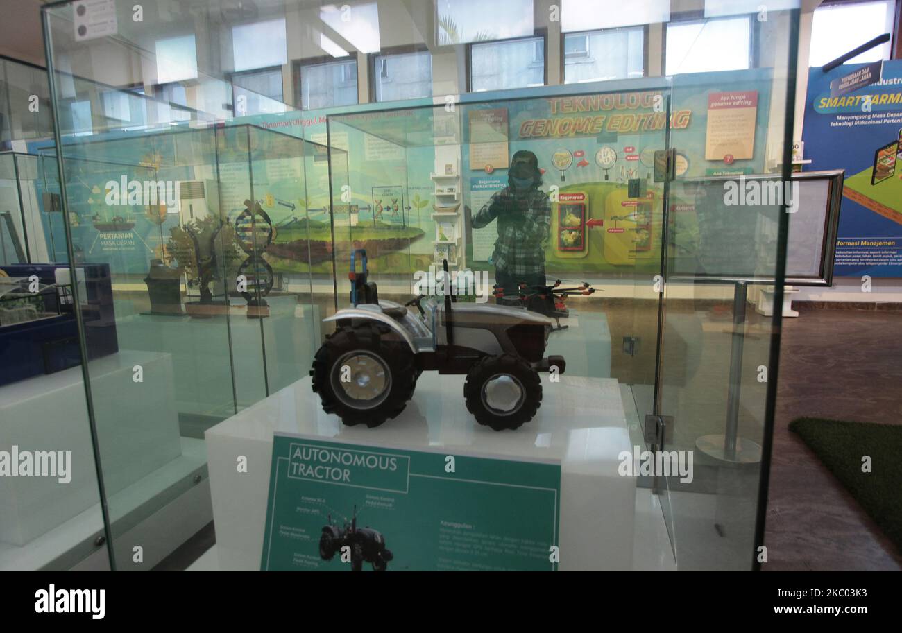 Am 17. September 2020 ist im National Soil and Agriculture Museum in Bogor, West Java, ein nachahmender autonomer Traktor zu sehen. Das National Land and Agriculture Museum zeigt die Geschichte der Landwirtschaft in Indonesien, die aufgrund des Coronavirus-Ausbruchs für die Öffentlichkeit gesperrt ist. (Foto von Adriana Adie/NurPhoto) Stockfoto