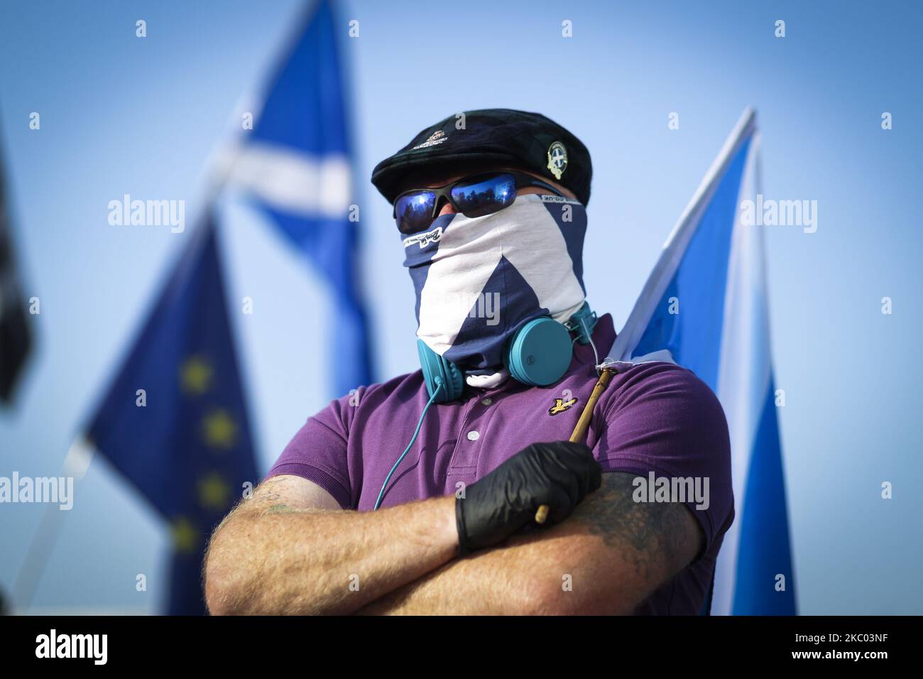 Alle unter einem Banner-Mitglieder nehmen am 17. September 2020 in Glasgow, Schottland, an einer statischen Indy Ref2-Kundgebung vor dem Hauptsitz der BBC Scotland Teil. Der Ort der Kundgebung wurde von George Square auf Pacific Quay geändert, nachdem BBC Scotland die umstrittene Entscheidung getroffen hatte, die Berichterstattung über die täglichen Covid-19-Briefings in Schottland zurückzufahren. (Foto von Ewan Bootman/NurPhoto) Stockfoto