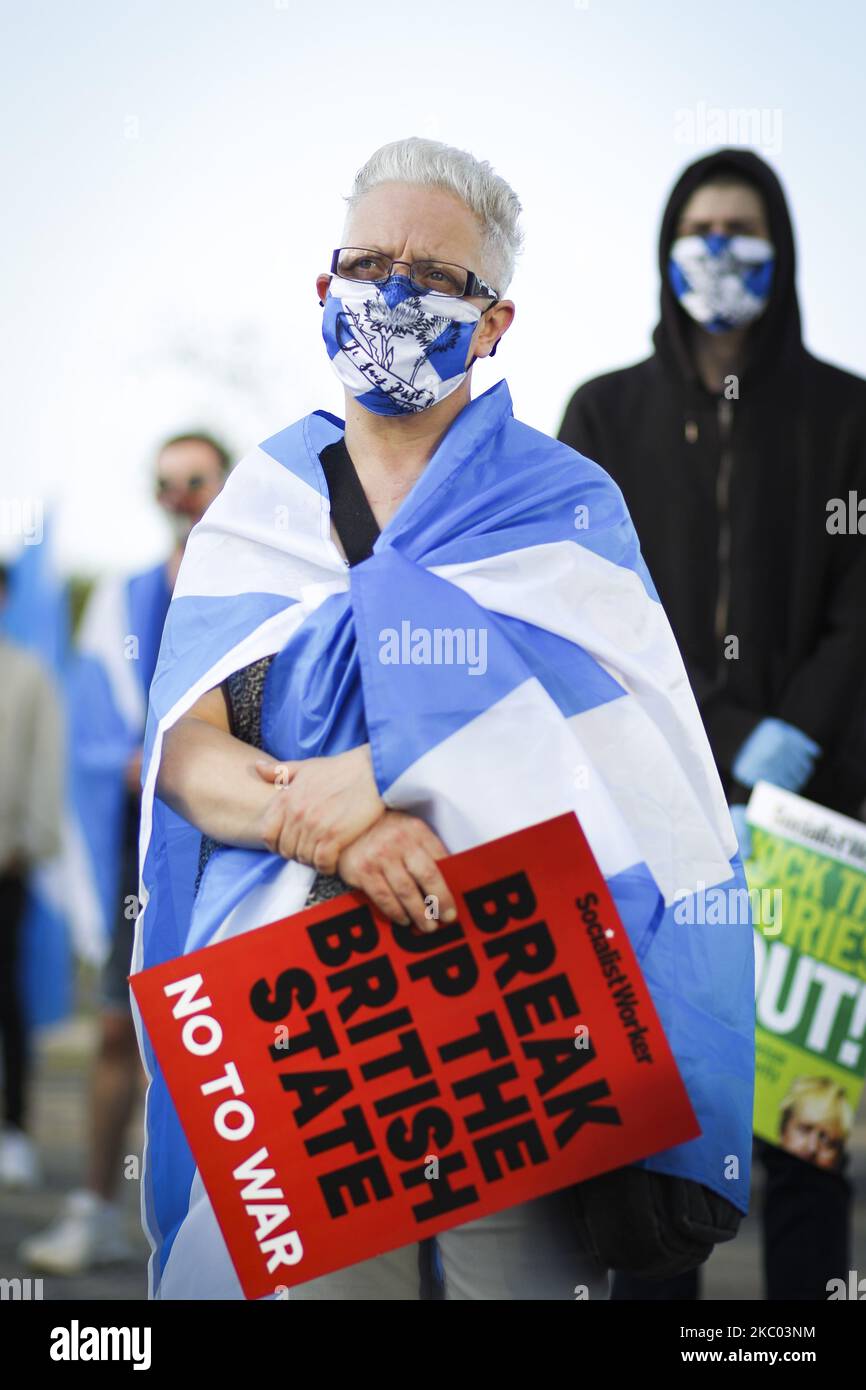 Alle unter einem Banner-Mitglieder nehmen am 17. September 2020 in Glasgow, Schottland, an einer statischen Indy Ref2-Kundgebung vor dem Hauptsitz der BBC Scotland Teil. Der Ort der Kundgebung wurde von George Square auf Pacific Quay geändert, nachdem BBC Scotland die umstrittene Entscheidung getroffen hatte, die Berichterstattung über die täglichen Covid-19-Briefings in Schottland zurückzufahren. (Foto von Ewan Bootman/NurPhoto) Stockfoto