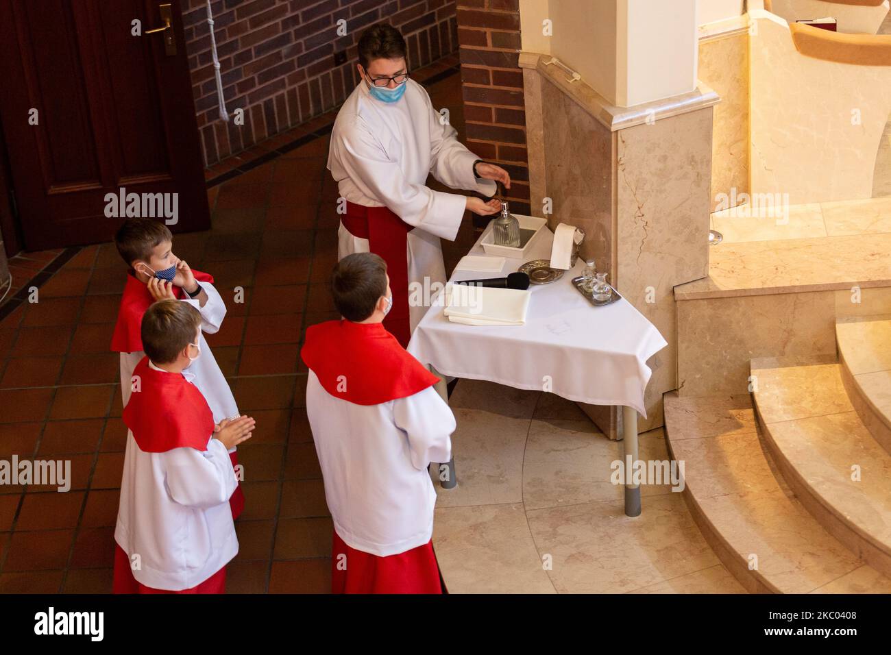 Die Kinder feiern zusammen mit ihren Eltern am 12. September 2020 in Tychy-Polen ein aufgeschobene Sakrament der ersten Kommunion während der Coronavirus-Pandemie. Das Sakrament der ersten Kommunion ist eine wichtige religiöse Tradition in der katholischen Kirche. Polen, als ein Land, das stark mit katholischen Traditionen verbunden ist, hält diese Feier als einen wichtigen Teil des Familienlebens. Der Mai ist die übliche Zeit des Sakraments in Polen. Aufgrund des Coronavirus wurden 2020 Kommunionen auf spätere Herbsttermine verschoben. (Foto von Dominika Zarzycka/NurPhoto) Stockfoto