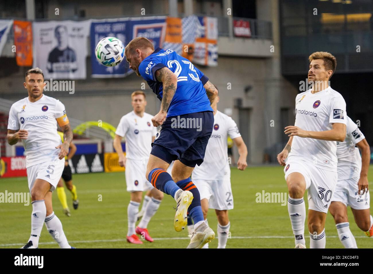 Der FC Cincinnati-Verteidiger Maikel van der Werff führt den Ball während eines MLS-Fußballmatches zwischen dem FC Cincinnati und dem Chicago Fire an, das am Mittwoch, den 2.. September 2020, in einem Unentschieden von 0-0 im Nippert Stadium in Cincinnati endete. OH. (Foto von Jason Whitman/NurPhoto) Stockfoto
