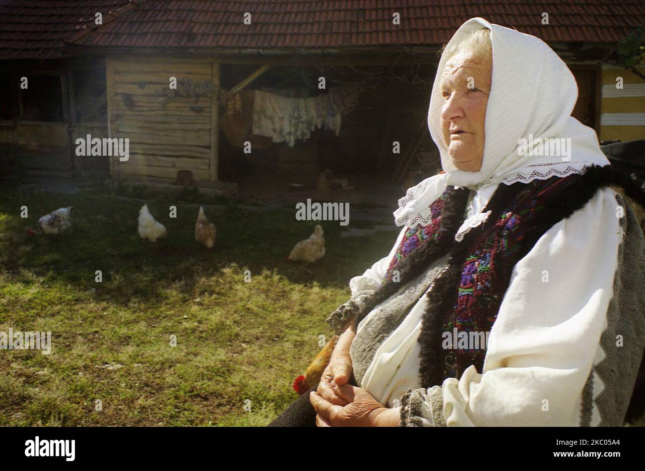 Ältere Frau in traditioneller Tracht in Hunedoara County, Rumänien, ca. 2001. Das weiße Kopftuch wird vor Ort von verheirateten Frauen getragen, während die weiße und graue Kleidung speziell für ältere Frauen geeignet ist. Stockfoto