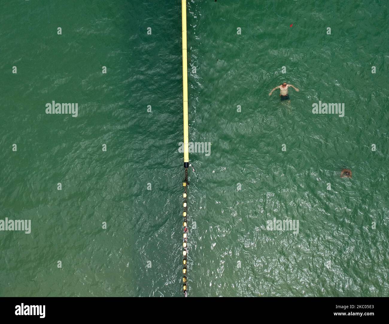 Auf diesem Foto vom 18. September 2020 ist ein Luftfoto von Menschen zu sehen, die an einem Strand in Hongkong, China, schwimmen. (Foto von Vernon Yuen/NurPhoto) Stockfoto