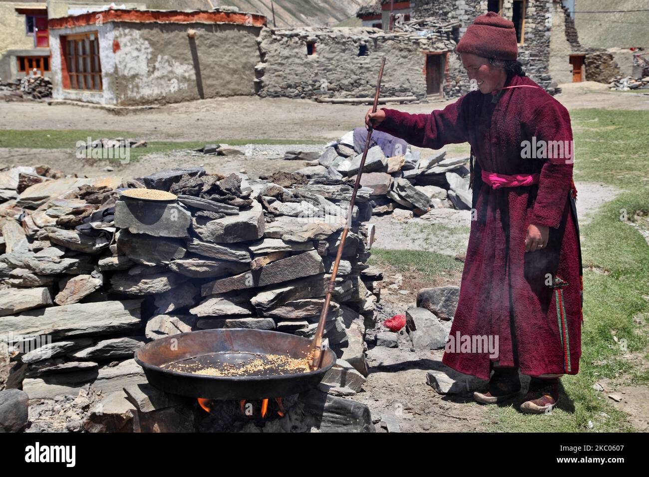 Ladakhi-Frau, die Gerste vor ihrem Haus in Zanskar, Ladakh, Jammu und Kaschmir, Indien, röstet. (Dieses Bild hat eine signierte Modellversion). (Foto von Creative Touch Imaging Ltd./NurPhoto) Stockfoto