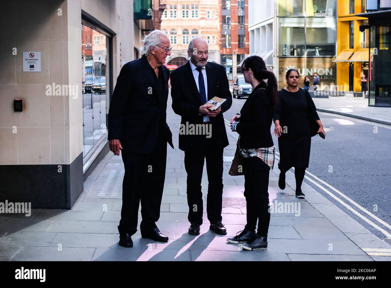 John Pilger (L) und John Shipton, Vater des WikiLeaks-Gründers Julian Assange, betreten The Old Bailey am 18. September 2020 in London, England. Herr Assange kämpft gegen einen Auslieferungsantrag der Vereinigten Staaten wegen Hacking und Spionage, der seit Jahren vermieden wird, indem er 2012 in der ecuadorianischen Botschaft in London Zuflucht gesucht hat. (Foto von Alberto Pezzali/NurPhoto) Stockfoto