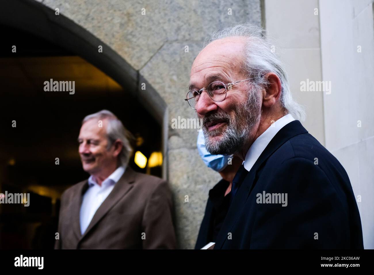 John Pilger (L) und John Shipton, Vater des WikiLeaks-Gründers Julian Assange, betreten The Old Bailey am 18. September 2020 in London, England. Herr Assange kämpft gegen einen Auslieferungsantrag der Vereinigten Staaten wegen Hacking und Spionage, der seit Jahren vermieden wird, indem er 2012 in der ecuadorianischen Botschaft in London Zuflucht gesucht hat. (Foto von Alberto Pezzali/NurPhoto) Stockfoto