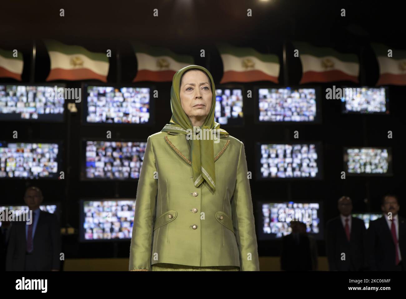 Maryam Rajavi, designierte Präsidentin des Nationalen Widerstandsrates des Iran (NCRI), steht während der Unterzeichnung der ursprünglichen Nationalhymne des Iran - Iran, Land der Juwelen - am 18. September 2020 in Ashraf-3, Albanien. Rajavi schloss sich während des transatlantischen Online-Gipfels zur Iran-Politik mehr als drei Dutzend parteiübergreifender Gesetzgeber, ehemaliger hochrangiger Beamter und Tausenden von Iranern aus 10.000 Ländern weltweit an. (Foto von Siavosh Hosseini/NurPhoto) Stockfoto