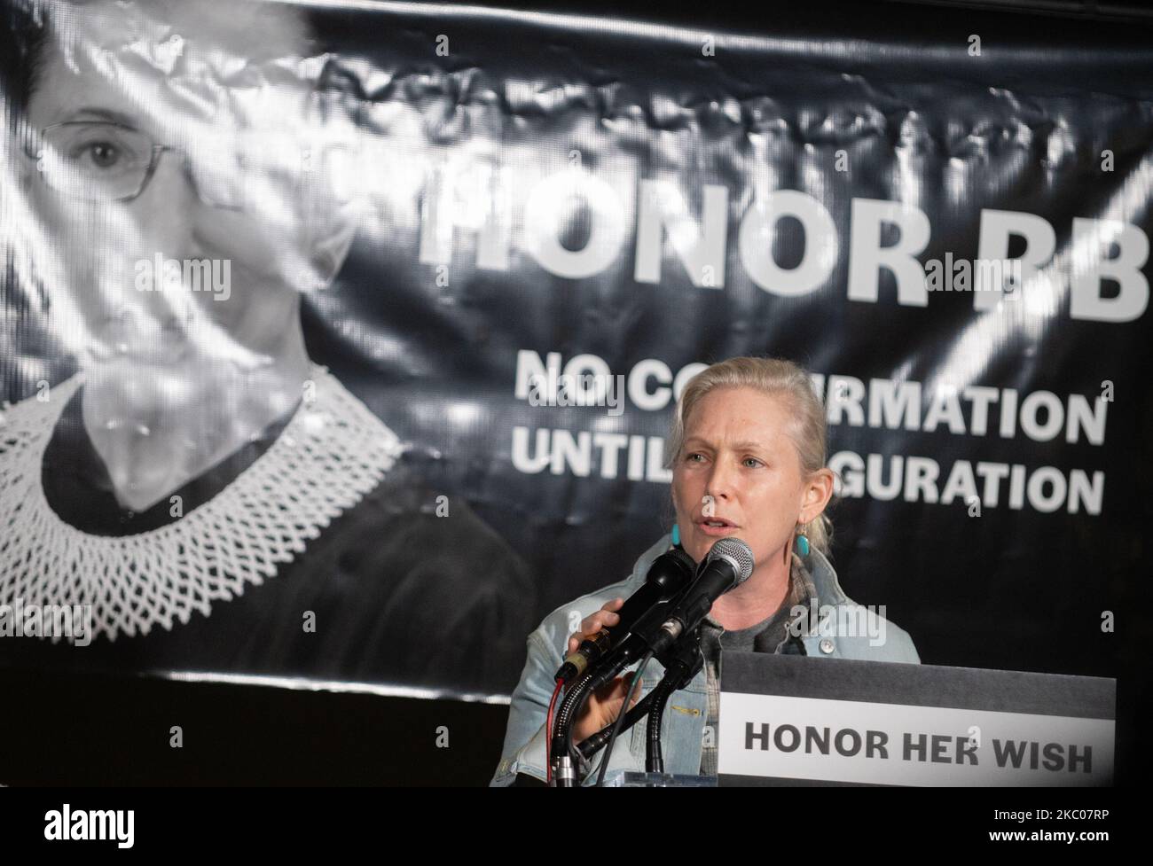 Tausende von Menschen versammeln sich vor dem Obersten Gerichtshof der USA, um sich an die Richterin Ruth Bader Ginsburg, 19.. September 2020, in Washington DC zu erinnern. (Foto von Zach D Roberts/NurPhoto) Stockfoto