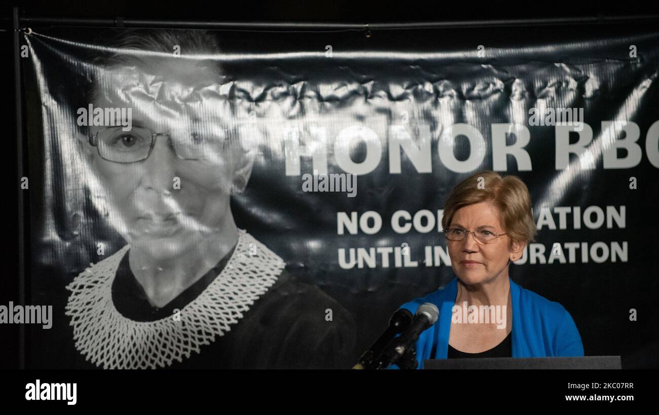 Tausende von Menschen versammeln sich vor dem Obersten Gerichtshof der USA, um sich an die Richterin Ruth Bader Ginsburg, 19.. September 2020, in Washington DC zu erinnern. (Foto von Zach D Roberts/NurPhoto) Stockfoto