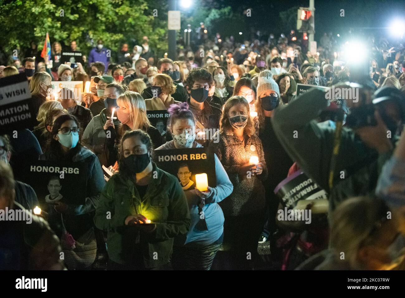 Tausende von Menschen versammeln sich vor dem Obersten Gerichtshof der USA, um sich an die Richterin Ruth Bader Ginsburg, 19.. September 2020, in Washington DC zu erinnern. (Foto von Zach D Roberts/NurPhoto) Stockfoto