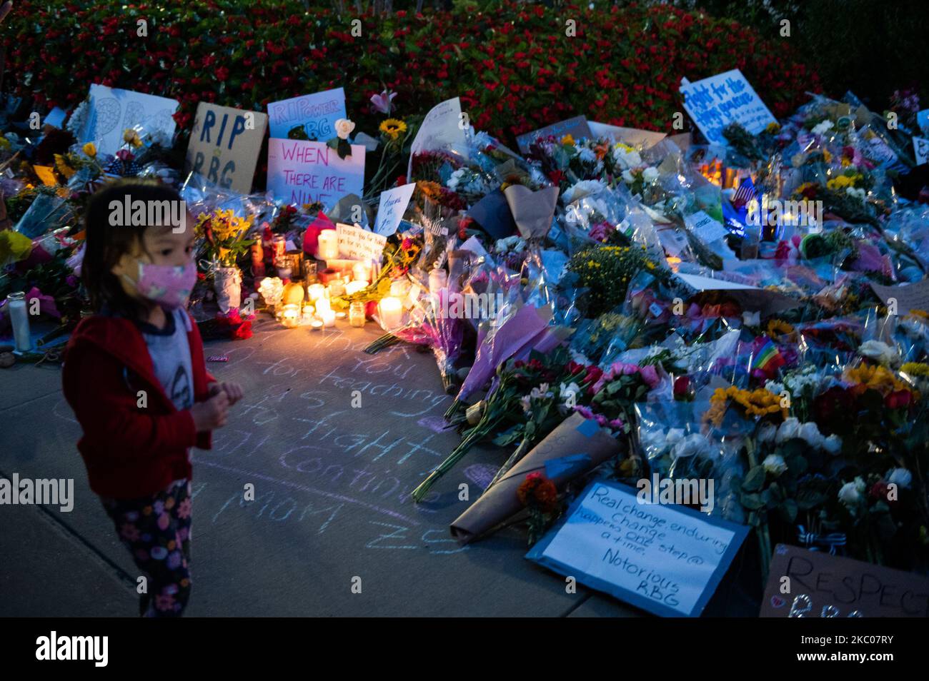 Tausende von Menschen versammeln sich vor dem Obersten Gerichtshof der USA, um sich an die Richterin Ruth Bader Ginsburg, 19.. September 2020, in Washington DC zu erinnern. (Foto von Zach D Roberts/NurPhoto) Stockfoto