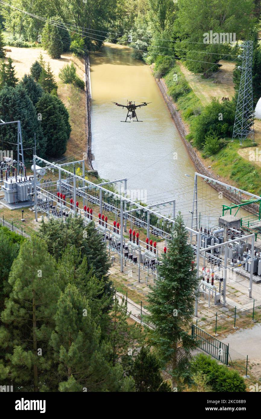 Drohne fliegt über Wasserkraftwerk unter dem Damm Stockfoto