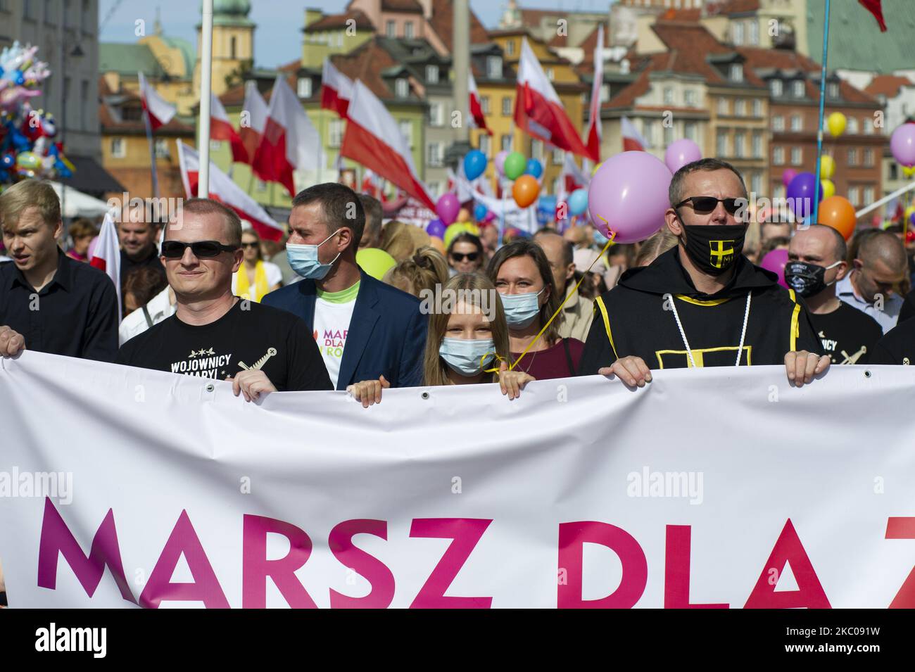 Demonstranten tragen am 20. September 2020 in Warschau, Polen, ein Banner. Mehrere tausend Menschen nahmen an einem Pro-Life-marsch unter dem Motto „'gemeinsam verteidigen wir die Familie''' Teil, um gegen Abtreibung zu demonstrieren und die familiären und katholischen Werte als Reaktion auf die jüngsten zivilen Ungehorsams von LGBT- und linksradikalen Aktivisten zu verteidigen. Bei der Demonstration wurde auch der polnische Präsident Andrzej Duda teilhaben lassen. (Foto von Aleksander Kalka/NurPhoto) Stockfoto