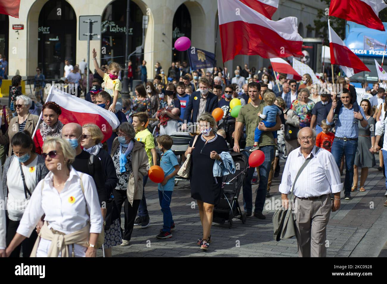 Während eines Pro-Life-marsches am 20. September 2020 in Warschau, Polen, tragen Menschen polnische Flaggen und Luftballons. Mehrere tausend Menschen nahmen an einem Pro-Life-marsch unter dem Motto „'gemeinsam verteidigen wir die Familie''' Teil, um gegen Abtreibung zu demonstrieren und die familiären und katholischen Werte als Reaktion auf die jüngsten zivilen Ungehorsams von LGBT- und linksradikalen Aktivisten zu verteidigen. Bei der Demonstration wurde auch der polnische Präsident Andrzej Duda teilhaben lassen. (Foto von Aleksander Kalka/NurPhoto) Stockfoto