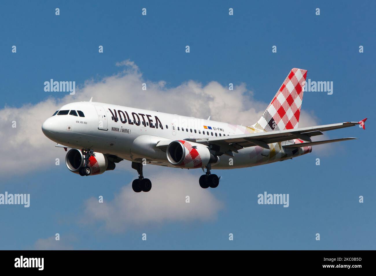 Airbus A319 Volotea-Flugzeug nähert sich der Landung an Stockfoto