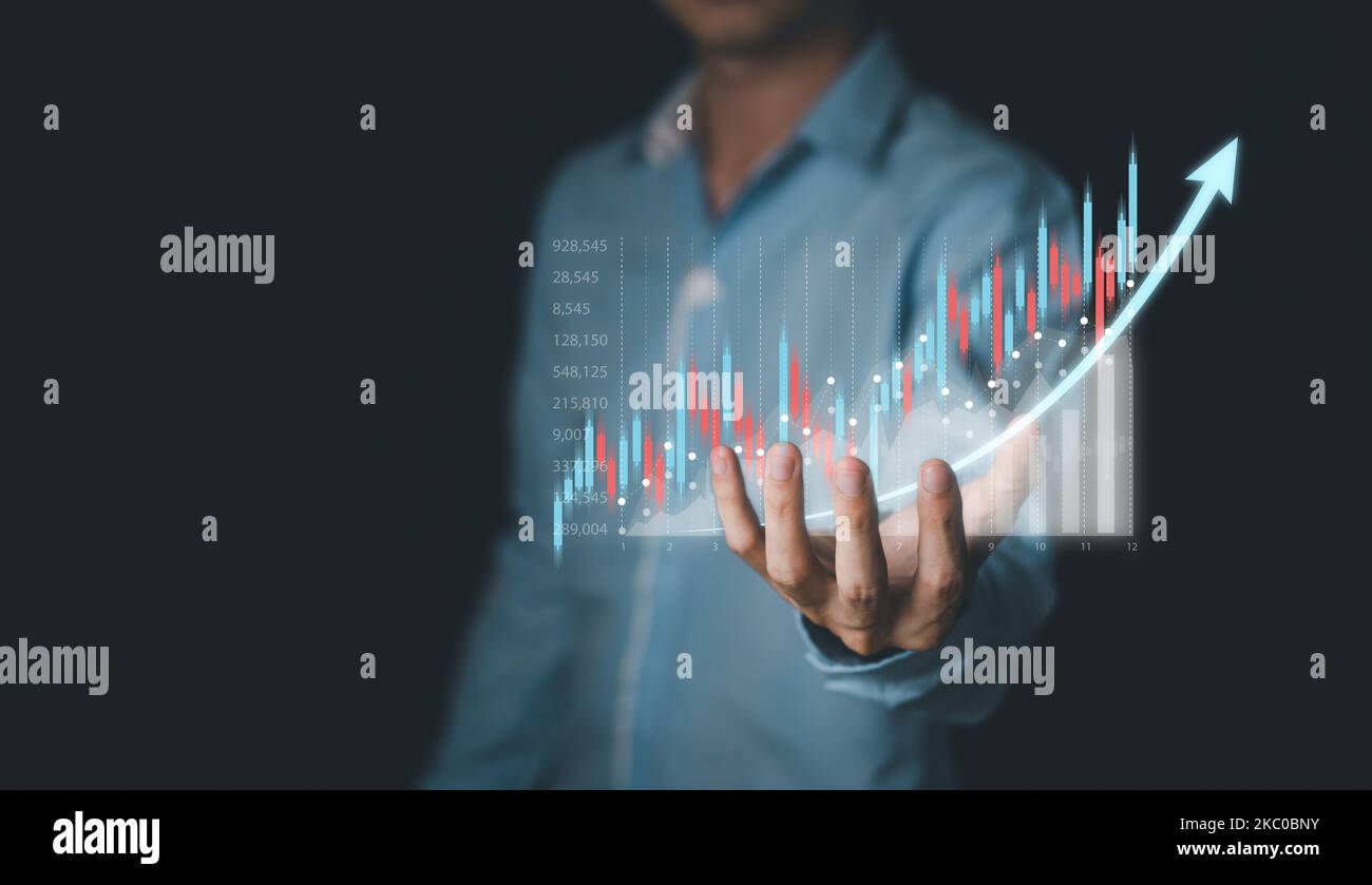 Geschäftsmann Hand berühren Hologramm der Aktienkarte oder Kryptowährung Chart. Statistikdiagramm und Diagramm mit wachsendem Diagramm. Erfolgskonzept. Stockfoto