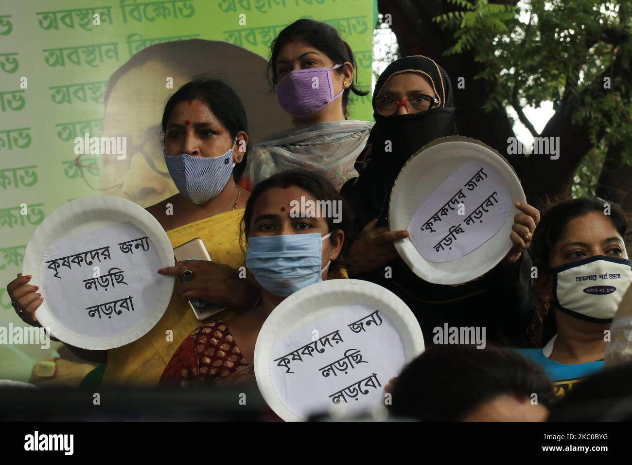 Alle indischen Trinamool-Kongressabgeordneten rufen während eines Protestes gegen Agrarrechnungen in der Kolkata Mayo Straße in der Nähe des Gandhi-Statuts in Kalkutta, Indien, am 22,2020. September Anti-Regierungs-Parolen. Inmitten eines Tumultes im Parlament verabschiedeten die indischen Gesetzgeber am Sonntag ein Paar umstrittener Agrarrechnungen, die laut Regierung das Wachstum im Agrarsektor durch private Investitionen ankurbeln werden. (Foto von Debajyoti Chakraborty/NurPhoto) Stockfoto