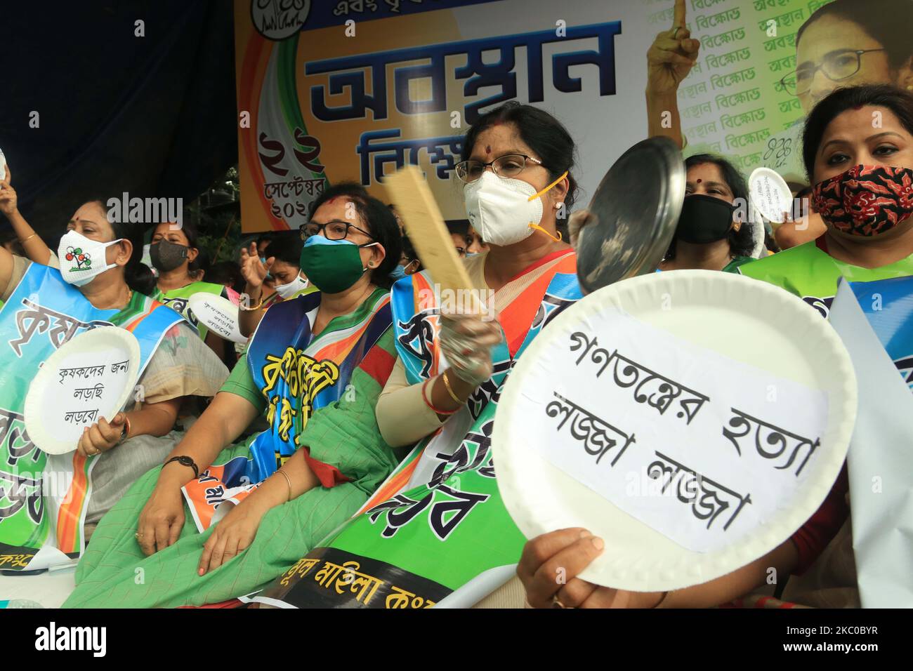 Alle indischen Trinamool-Kongressabgeordneten rufen während eines Protestes gegen Agrarrechnungen in der Kolkata Mayo Straße in der Nähe des Gandhi-Statuts in Kalkutta, Indien, am 22,2020. September Anti-Regierungs-Parolen. Inmitten eines Tumultes im Parlament verabschiedeten die indischen Gesetzgeber am Sonntag ein Paar umstrittener Agrarrechnungen, die laut Regierung das Wachstum im Agrarsektor durch private Investitionen ankurbeln werden. (Foto von Debajyoti Chakraborty/NurPhoto) Stockfoto