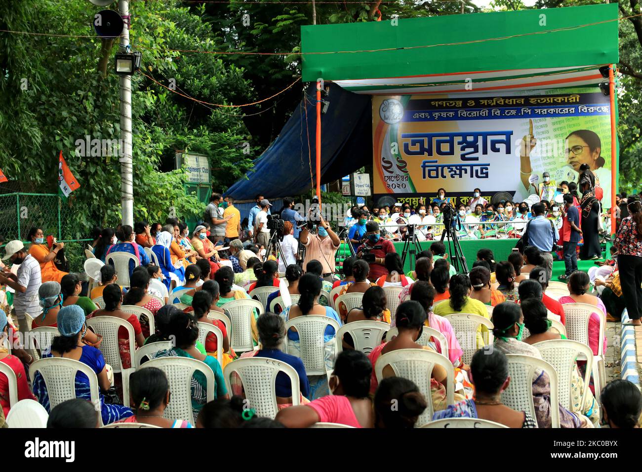 Alle indischen Trinamool-Kongressabgeordneten rufen während eines Protestes gegen Agrarrechnungen in der Kolkata Mayo Straße in der Nähe des Gandhi-Statuts in Kalkutta, Indien, am 22,2020. September Anti-Regierungs-Parolen. Inmitten eines Tumultes im Parlament verabschiedeten die indischen Gesetzgeber am Sonntag ein Paar umstrittener Agrarrechnungen, die laut Regierung das Wachstum im Agrarsektor durch private Investitionen ankurbeln werden. (Foto von Debajyoti Chakraborty/NurPhoto) Stockfoto