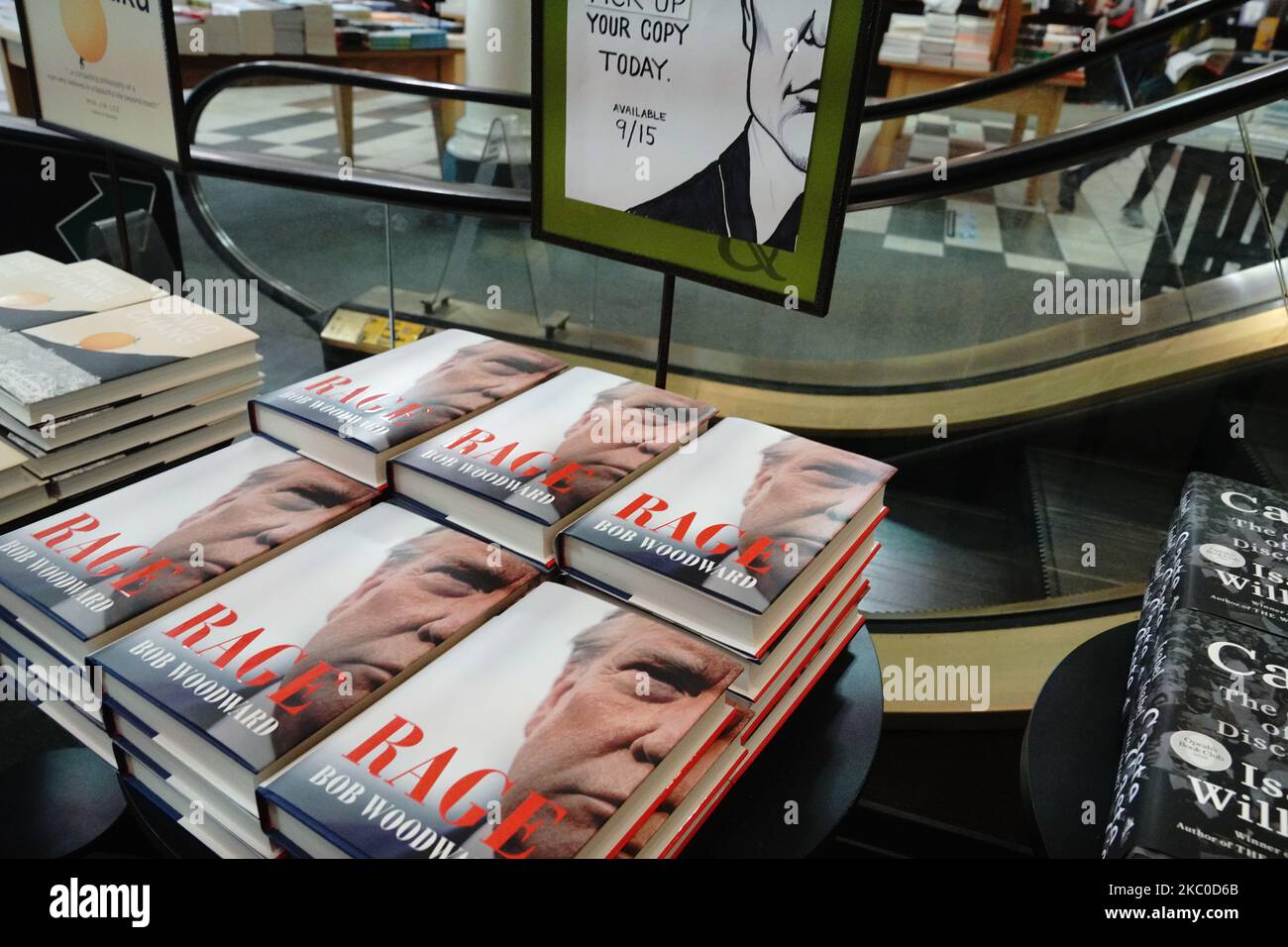 „Rage“ von Bob Woodward wird am 22. September 2020 in New York City in einem Barnes & Noble-Geschäft zum Verkauf angeboten. Das Buch basiert auf Interviews, die Woodward mit Präsident Donald Trump geführt hat. (Foto von John Nacion/NurPhoto) Stockfoto