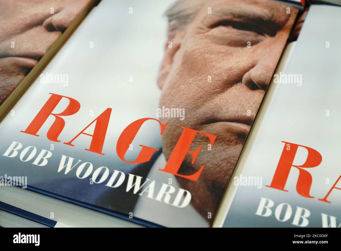 „Rage“ von Bob Woodward wird am 22. September 2020 in New York City in einem Barnes & Noble-Geschäft zum Verkauf angeboten. Das Buch basiert auf Interviews, die Woodward mit Präsident Donald Trump geführt hat. (Foto von John Nacion/NurPhoto) Stockfoto