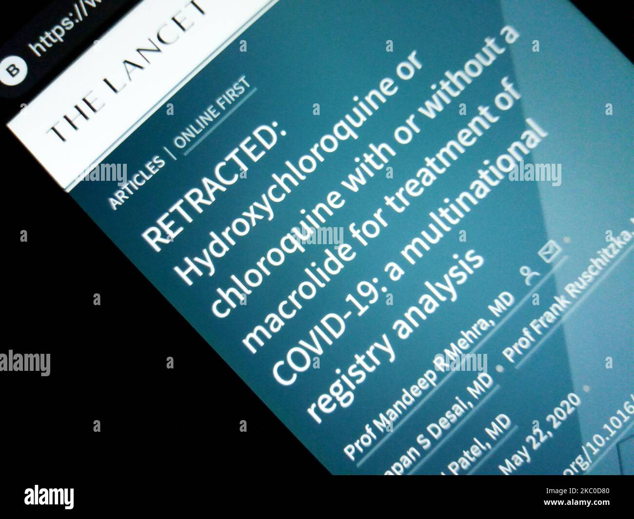 Die Webseite der medizinischen Fachzeitschrift The Lancet einer nun zurückgezogenen Studie zum Malariummedikament Hydroxychloroquin als Behandlung für COVID-19 wird am Mittwoch, den 23. September 2020, auf einem Mobiltelefon in Manila, Philippinen, angezeigt. Die führende medizinische Fachzeitschrift The Lancet kündigte Änderungen an ihrer redaktionellen Politik an, nachdem sie eine Studie von Surgisphere über die negativen Auswirkungen von Hydroxychloroquin als Behandlung für COVID-19 zurückgezogen hatte, nachdem ihre Autoren Unfällen bei den vom US-amerikanischen Gesundheitsanalyseunternehmen gesammelten Daten festgestellt hatten. (Fotoillustration von Richard James Mendoza/NurPhoto) Stockfoto