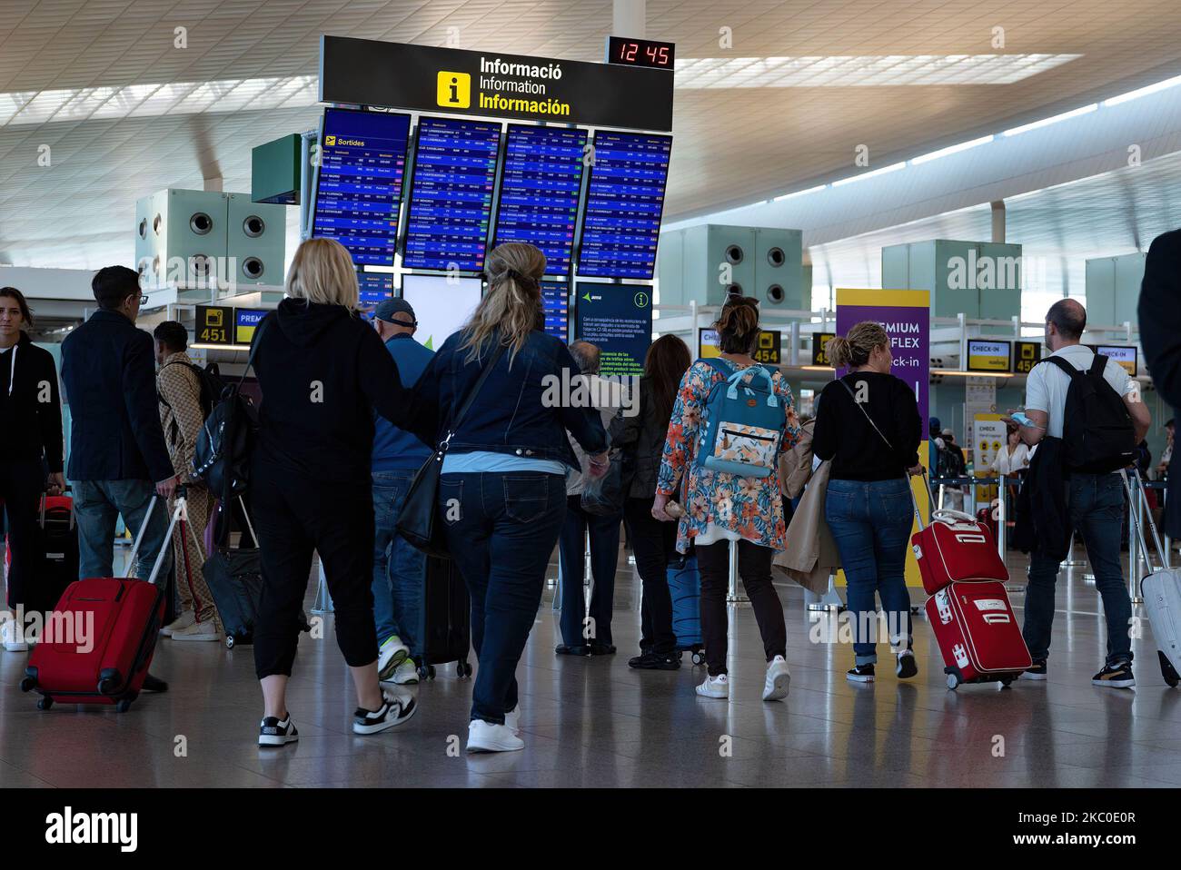 Barcelona, Spanien. 04.. November 2022. Hunderte Passagiere stehen am Flughafen El Prat in Barcelona an, der von der Schließung des spanischen Luftraums durch eine unkontrollierte chinesische Rakete betroffen war. Dies führte zu mehreren Flugausfällen und Chaos unter den Passagieren. (Foto von Ximena Borrazas/SOPA Images/Sipa USA) Quelle: SIPA USA/Alamy Live News Stockfoto