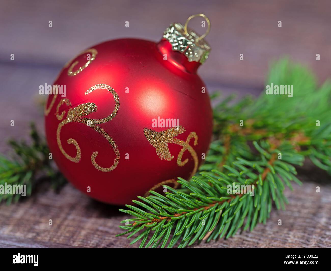 Rote Weihnachtsbaumkugel auf Fichtenzweig Stockfoto