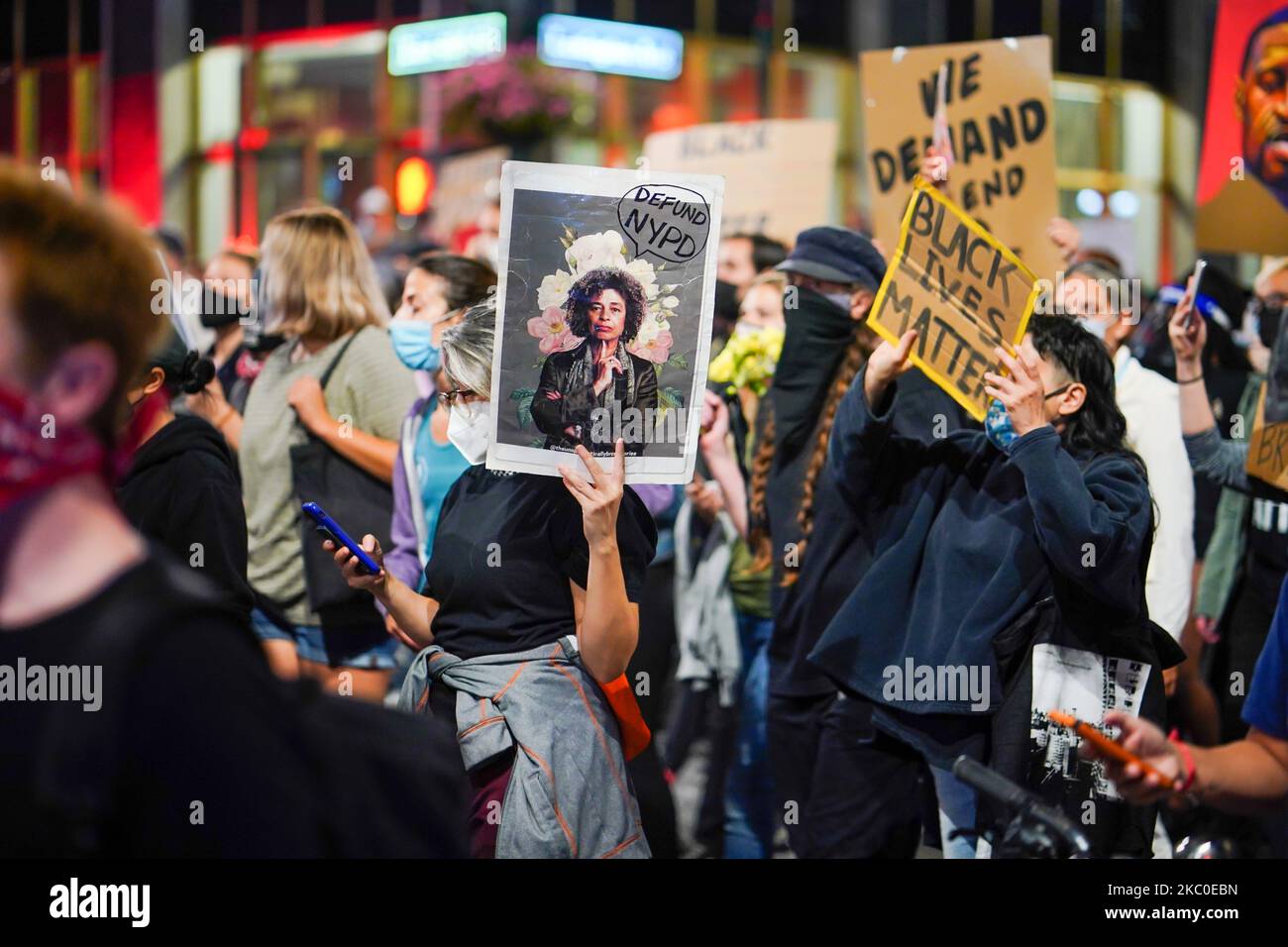 In den USA kam es zu Protesten, darunter in der 59. St. und der Fifth Avenue, nachdem ein Richter die Anschuldigungen einer Grand Jury gegen den Detective Brett Hankison, einen von drei Polizisten, die an der tödlichen Schießerei auf Breonna Taylor in New York City am 23. September 2020 beteiligt waren, bekannt gab. - Hankison wurde heute wegen der Erschießung von Breonna Taylor, einer 26-jährigen schwarzen Frau, deren Name zu einem Sammelruf für die Black Lives Matter-Bewegung geworden ist, in drei Anklagepunkten wegen „mutwilliger Gefährdung“ angeklagt. (Foto von John Nacion/NurPhoto) Stockfoto