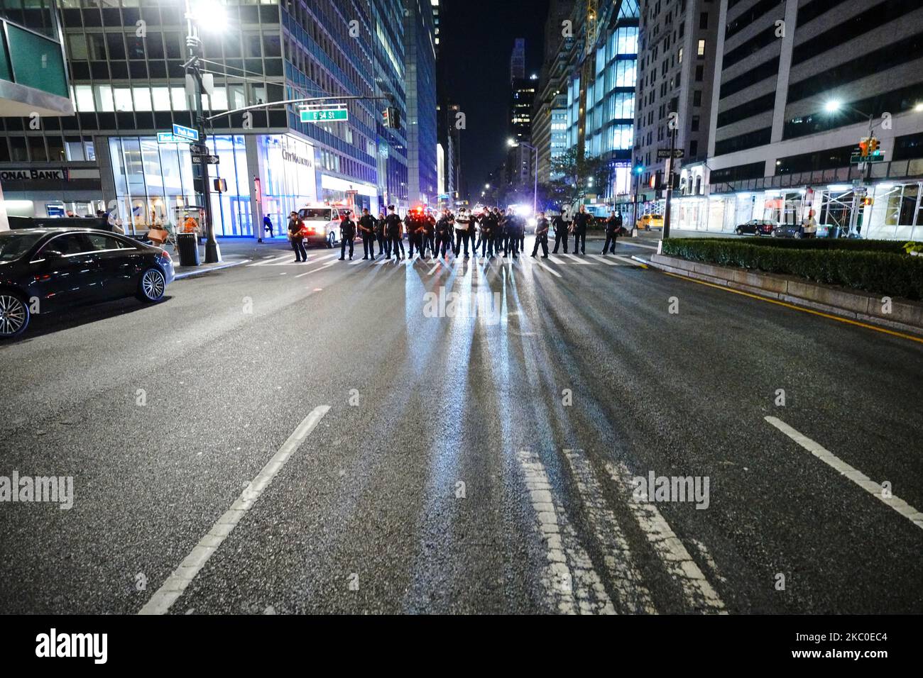 In den USA kam es zu Protesten, darunter in der 59. St. und der Fifth Avenue, nachdem ein Richter die Anschuldigungen einer Grand Jury gegen den Detective Brett Hankison, einen von drei Polizisten, die an der tödlichen Schießerei auf Breonna Taylor in New York City am 23. September 2020 beteiligt waren, bekannt gab. - Hankison wurde heute wegen der Erschießung von Breonna Taylor, einer 26-jährigen schwarzen Frau, deren Name zu einem Sammelruf für die Black Lives Matter-Bewegung geworden ist, in drei Anklagepunkten wegen „mutwilliger Gefährdung“ angeklagt. (Foto von John Nacion/NurPhoto) Stockfoto