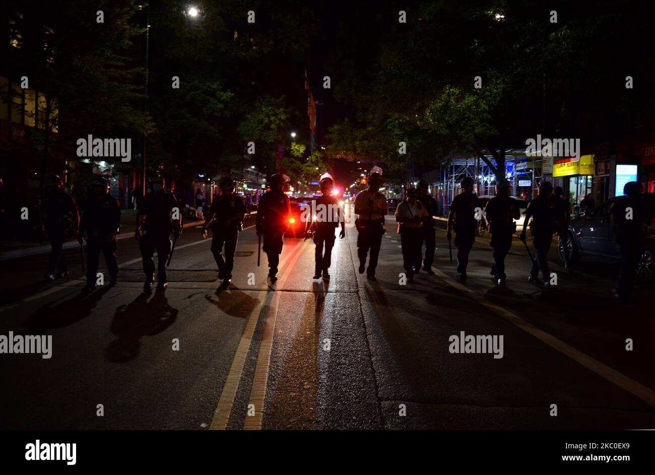 Die Polizei mit Schlagstöcken läuft hinter der Menge, als etwa 3.000 Demonstranten auf die Straßen von Brooklyn und Manhattan in New York City gingen und sich gegen die Ankündigung einer Mordanschuldigung im Fall von Breonna Taylor, einer Frau aus Kentucky, die am 23. September 2020 bei einem Polizeischießen getötet wurde, einstellten. (Foto von B.A. Van Sise/NurPhoto) Stockfoto