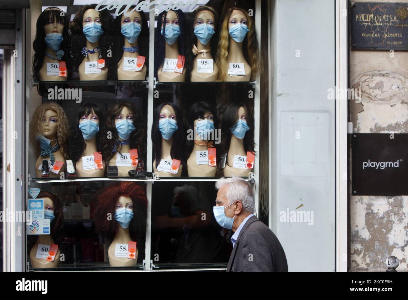 Ein Mann mit einer Schutzmaske gegen Coronavirus spaziert am 24. September 2020 auf der Straße in Paris, Frankreich. Die französische Regierung wird voraussichtlich eine neue farbcodierte Karte der Regionen enthüllen, in denen sich die Lage des Coronavirus verschlechtert, sagte eine Regierungsquelle, die den lokalen Behörden den Weg zur Verschärfung der Beschränkungen ebnet, insbesondere in Paris. (Foto von Mehdi Taamallah/NurPhoto) Stockfoto