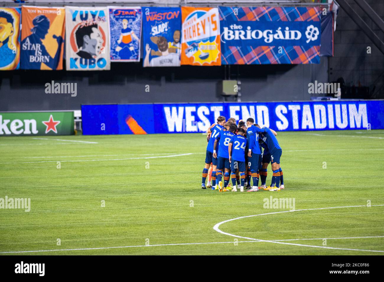 Die Spieler des FC Cincinnati huddeln vor dem Start des MLS-Fußballmatches zwischen dem FC Cincinnati und der Philadelphia Union, das am Mittwoch, den 23.. September 2020, in Cincinnati im Nippert Stadium 0-0 endete, OH. (Foto von Jason Whitman/NurPhoto) Stockfoto