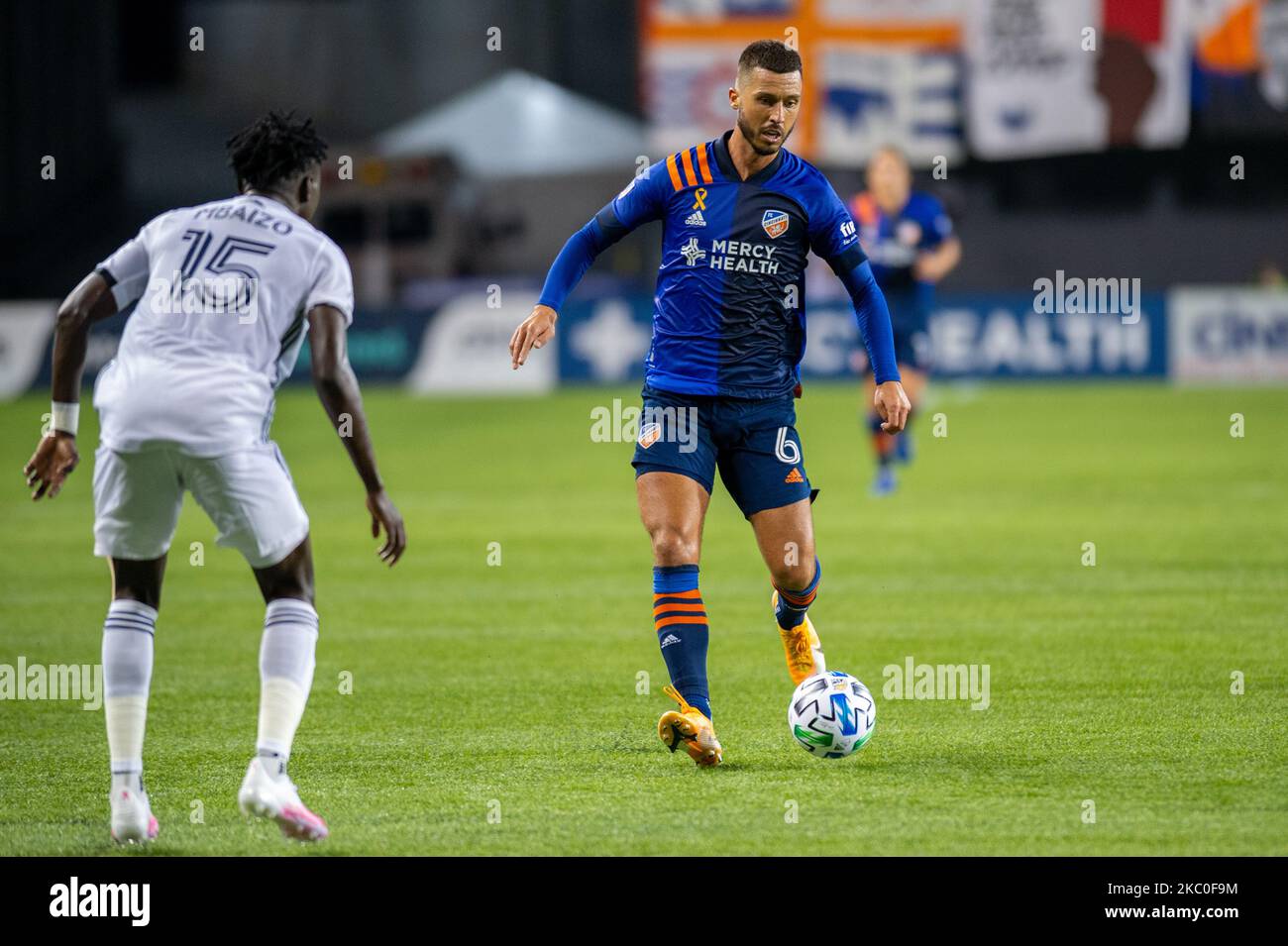 Der FC Cincinnati Mittelfeldspieler Haris Medunjanin schiebt den Ball während eines MLS-Fußballmatches zwischen dem FC Cincinnati und der Philadelphia Union, das am Mittwoch, den 23.. September 2020, in einem Unentschieden von 0-0 im Nippert Stadium in Cincinnati endete, OH. (Foto von Jason Whitman/NurPhoto) Stockfoto