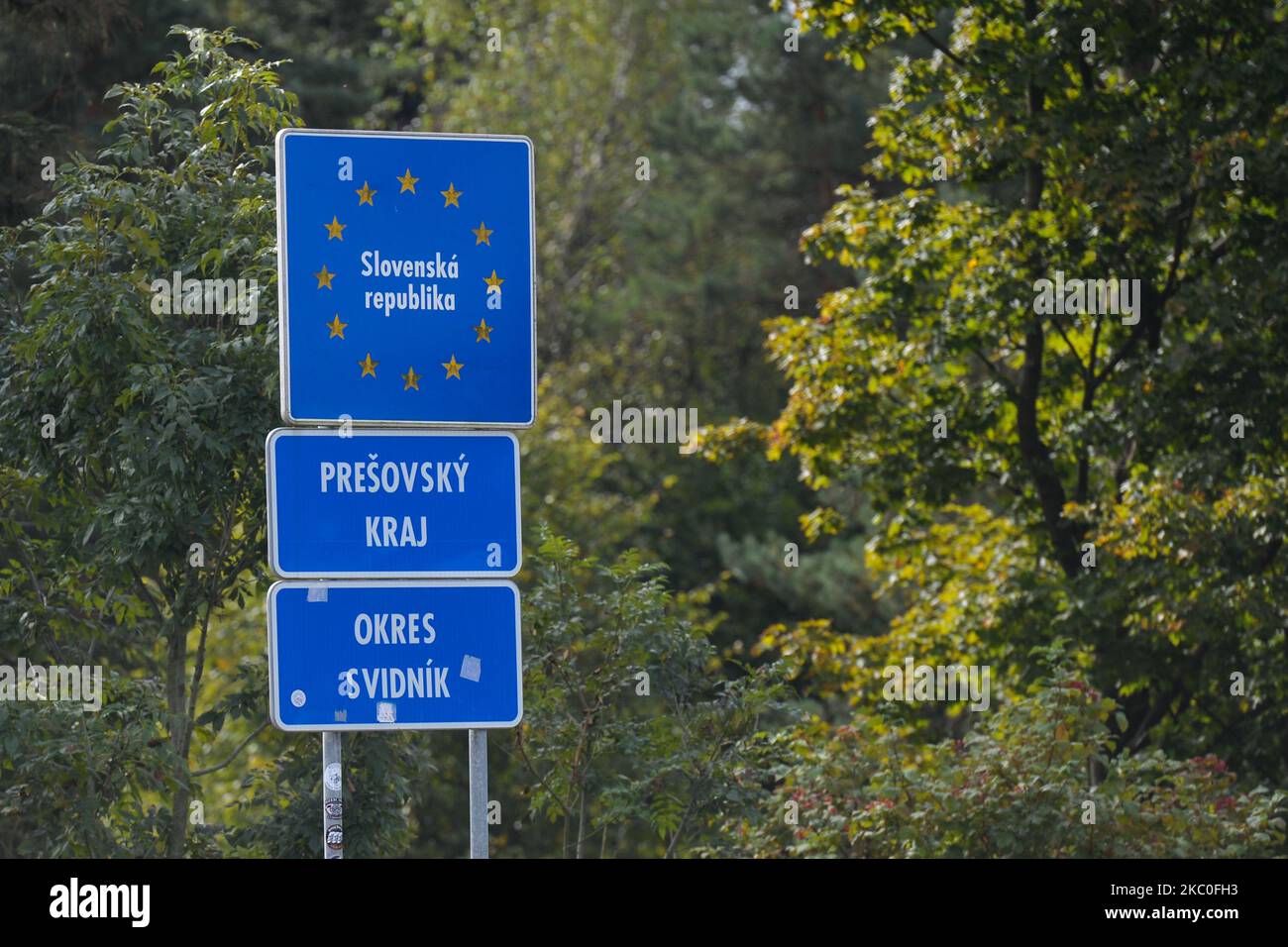 Das Schild der Republik Slowakei am Grenzübergang Barwinek-Vysny Komarnik. Am Samstag, den 20. September 2020, in Vysny Komarnik, Bezirk Svidnik, Region Presov, Slowakei. (Foto von Artur Widak/NurPhoto) Stockfoto