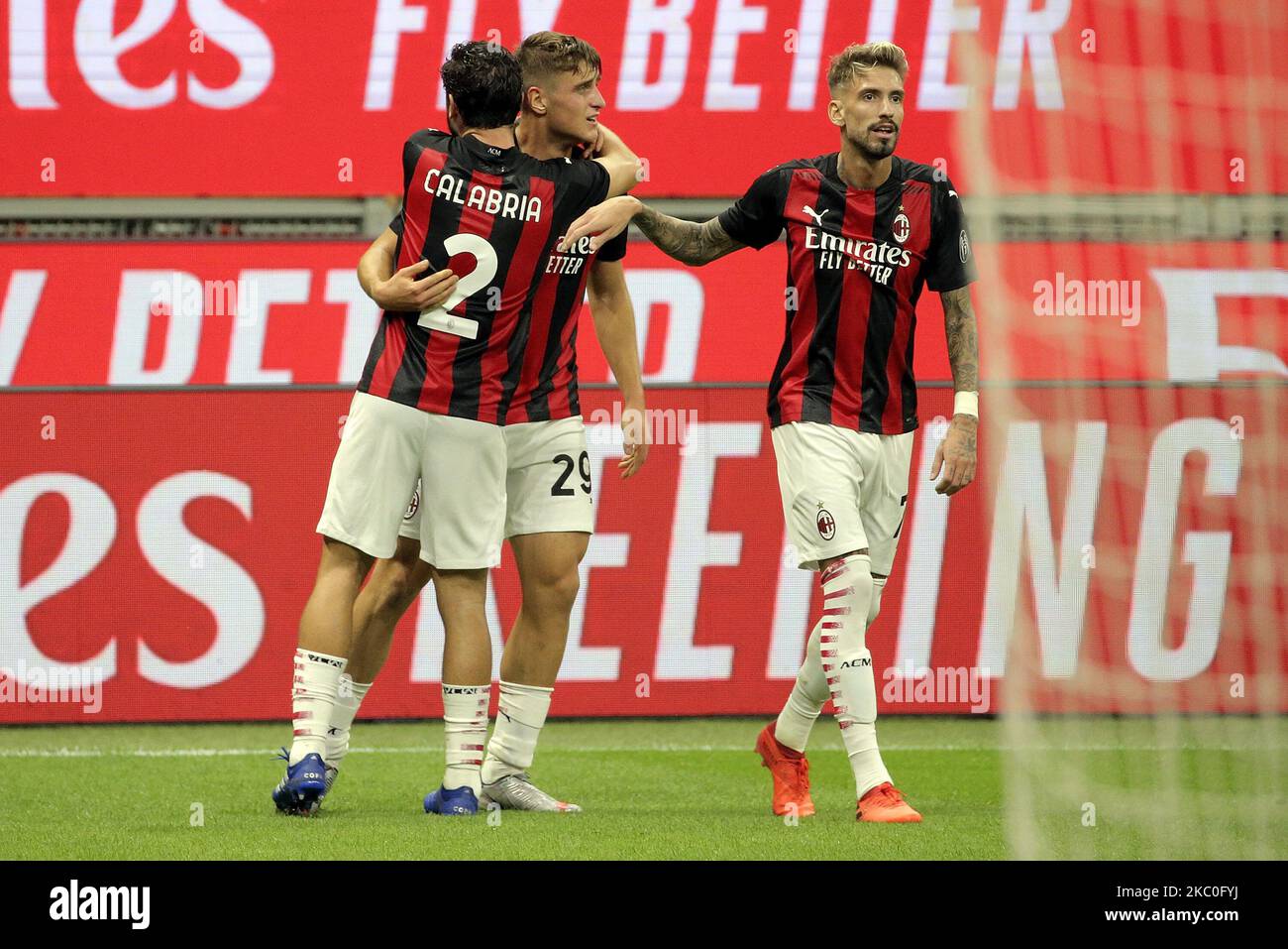 Lorenzo Colombo vom AC Mailand feiert mit seinen Teamkollegen das HIS-Tor beim dritten Qualifikationsrunde-Spiel der UEFA Europa League zwischen dem AC Mailand und FK Bodo/Glimt im Stadio Giuseppe Meazza am 24. September 2020 in Mailand, Italien. (Foto von Giuseppe Cottini/NurPhoto) Stockfoto