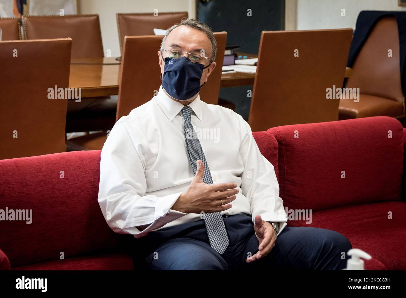 Christos Staikouras, Finanzminister und Mitglied der Neuen Demokratie (ND), spricht am 24. September 2020 in seinem Büro im Finanzministerium in Athen, Griechenland. (Foto von Nikolas Kokovlis/NurPhoto) Stockfoto