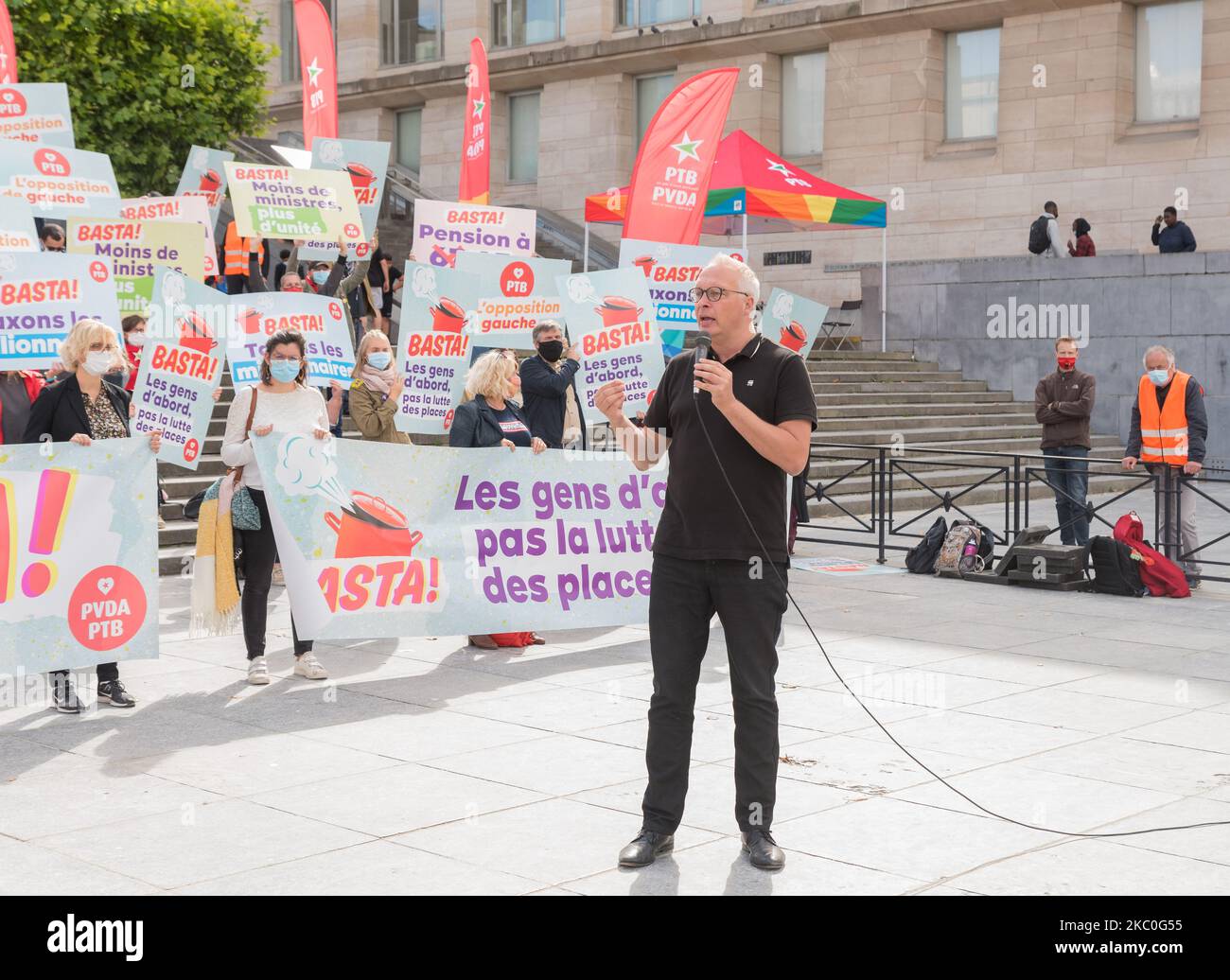 Die belgische marxistische politische Partei PVDA - PTB protestiert am 24. September 2020 in Brüssel, Belgien. Der Parteivorsitzende Peter Mertens hält während eines Protestes eine Rede mit dem Motto "die Wut gegen die politische Klasse ist groß". Die PVDA akzeptiert nicht, dass traditionelle Politiker weiterhin ihre Wahlversprechen brechen. (Foto von Jonathan Raa/NurPhoto) Stockfoto