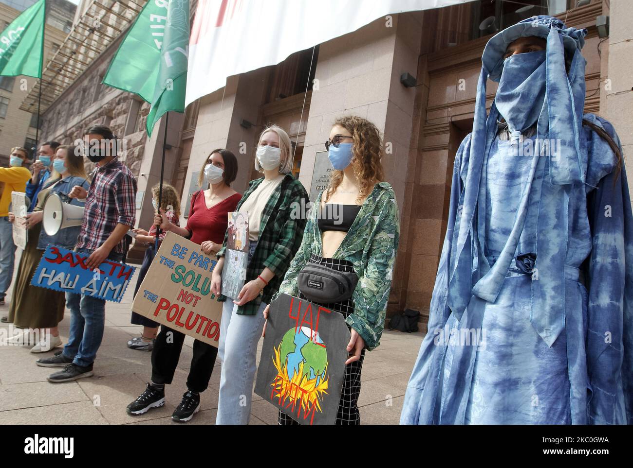 Demonstranten halten Plakate, während sie am 25. September 2020 an der Kundgebung zum „Globalen Tag der Klimapolitik“ in der Nähe des Rathauses in Kiew, Ukraine, teilnehmen. Ukrainische Klimademonstranten versammelten sich im Rahmen des „Global Day of Climate Action“ der internationalen Jugendbewegung „Fridays for Future“, die am Freitag in der ganzen Welt stattfand, zu den Protesten zur Verhinderung des Klimawandels. (Foto von STR/NurPhoto) Stockfoto