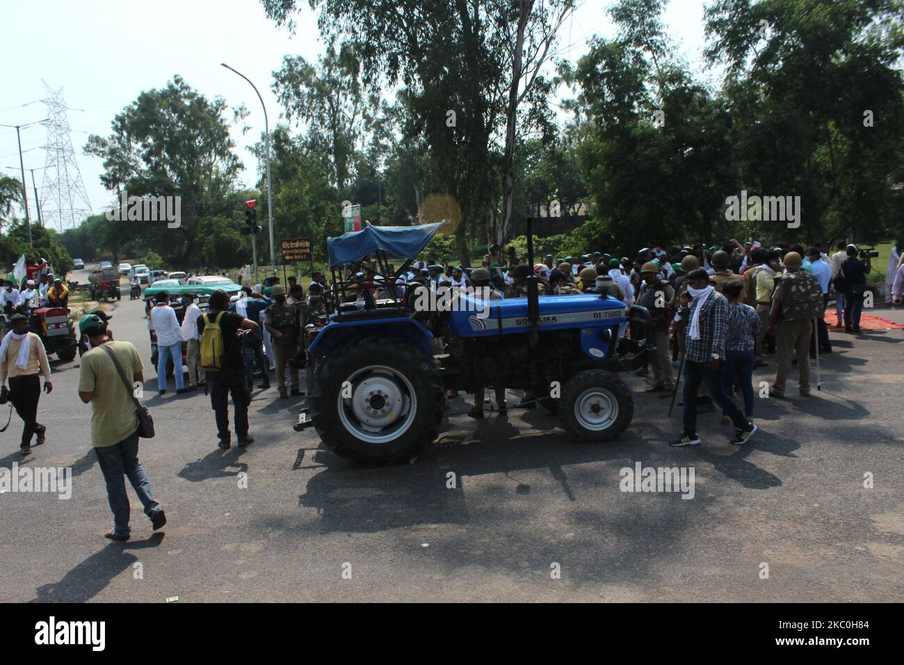 Mitglieder der Bharatiya Kisan Union (BKU) werden an der Grenze Delhi-Noida in der Nähe von Sektor 14A gesehen, um gegen die Bauernrechnungen zu protestieren, die die Modi-Regierung am 25. September 2020 in Noida, Indien, verabschiedet hat. Bauern aus verschiedenen Dörfern versammelten sich im rahmen eines landesweiten Protestes im ganzen Land, um nach Delhi zu marschieren. (Foto von Mayank Makhija/NurPhoto) Stockfoto
